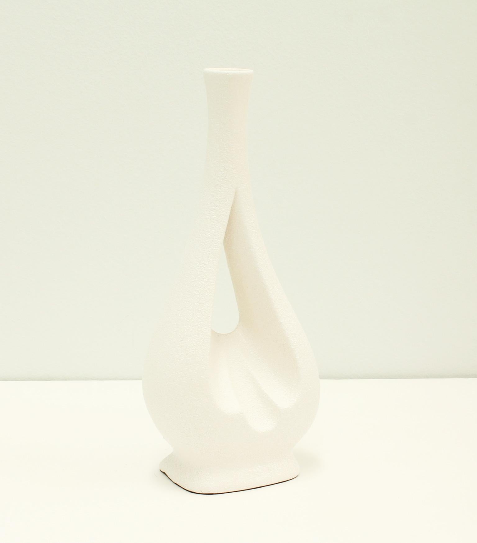 Vase en céramique conçu par Roberto Rigon et produit par Bertoncello, Italie, années 1970. Céramique en émail granuleux blanc mat.