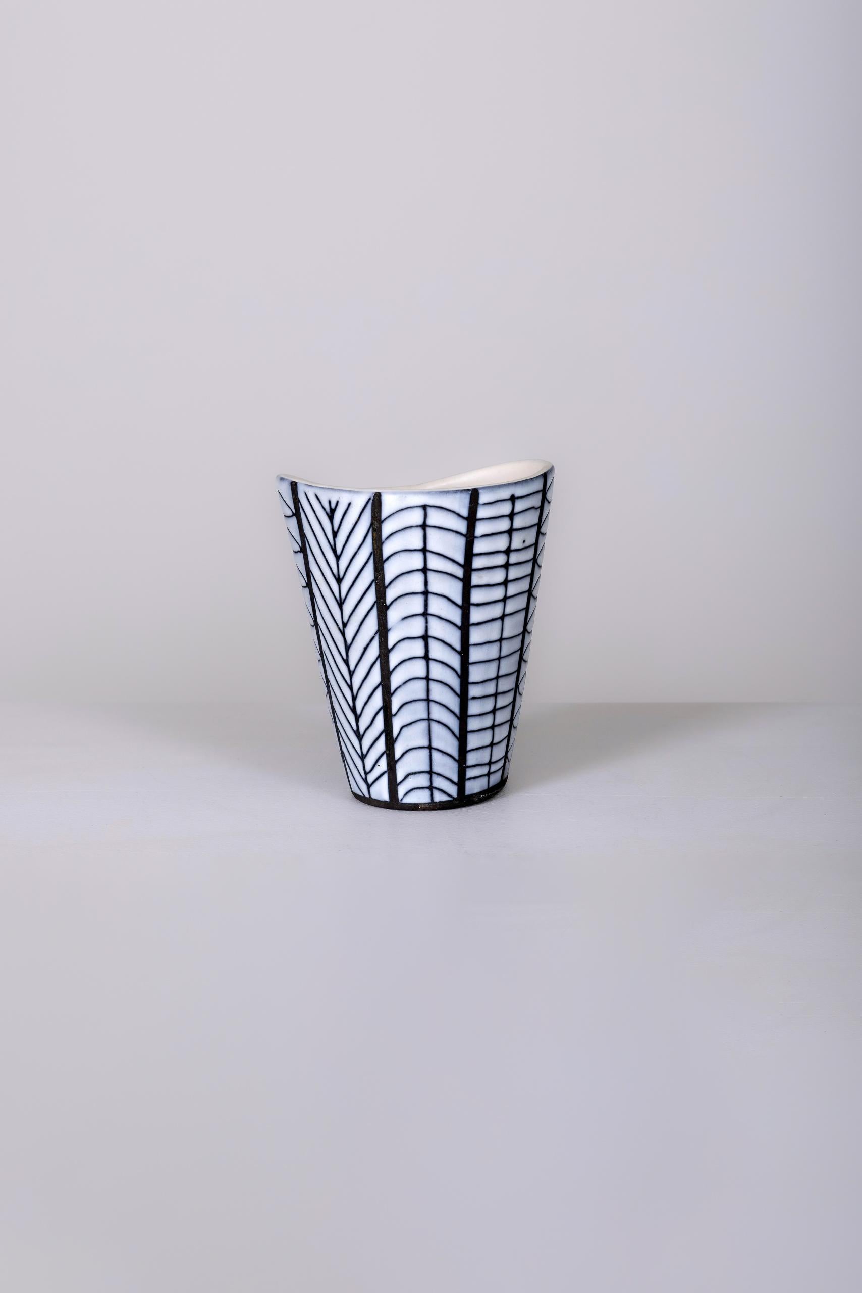 Vase aus emaillierter Keramik des Designers Roger Capron (1922-2006) aus den 1960er Jahren. Schwarz-weiße Dekoration der Reserve. Die Vase ist auf der Unterseite von dem Keramiker Capron signiert. Sehr guter Zustand.
LP1471