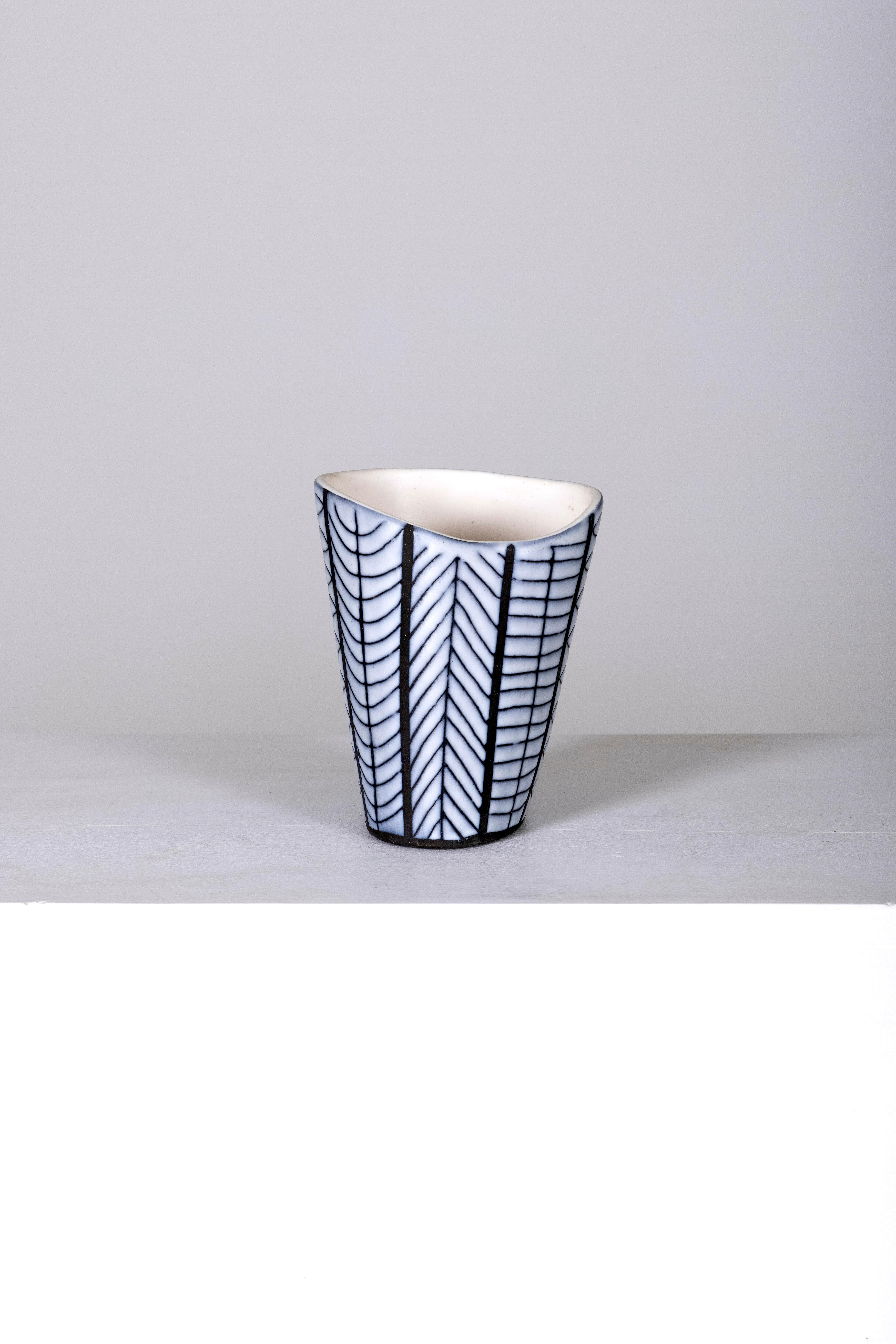 Enameled ceramic vase by designer Roger Capron (1922-2006), from the 1960s. Black and white reserve decoration. The vase is signed by the ceramist Capron on the underside. Very good condition.
LP1471