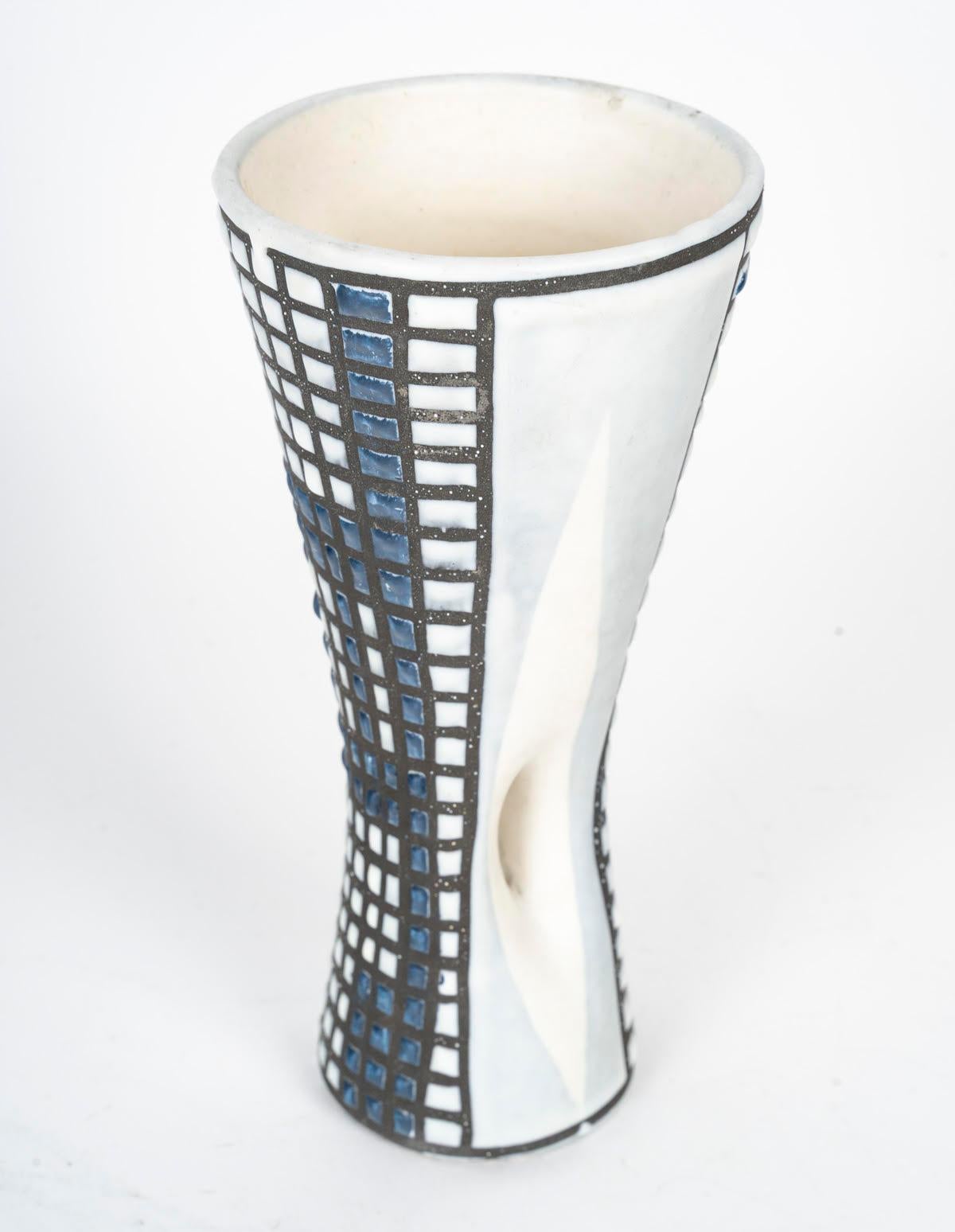 Vaso in ceramica di Roger Capron a Vallauris, circa 1960.

Vaso in ceramica di Roger Capron, realizzato nel 1960 circa a Vallauris.
H. 21cm, P. 10cm