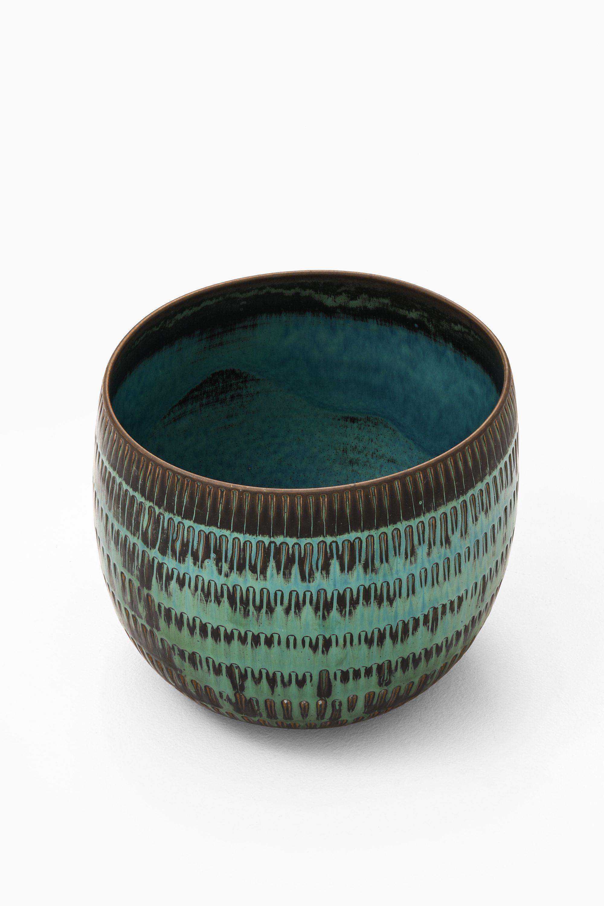 Vaso in ceramica di Stig Lindberg, 1958-1959

Informazioni aggiuntive:
Materiale: Ceramica
Stile: Metà secolo, Scandinavia
Prodotto da Gustavsberg in Svezia
Dimensioni (L. x P. x H.): 24 x 23 x 19,5 cm