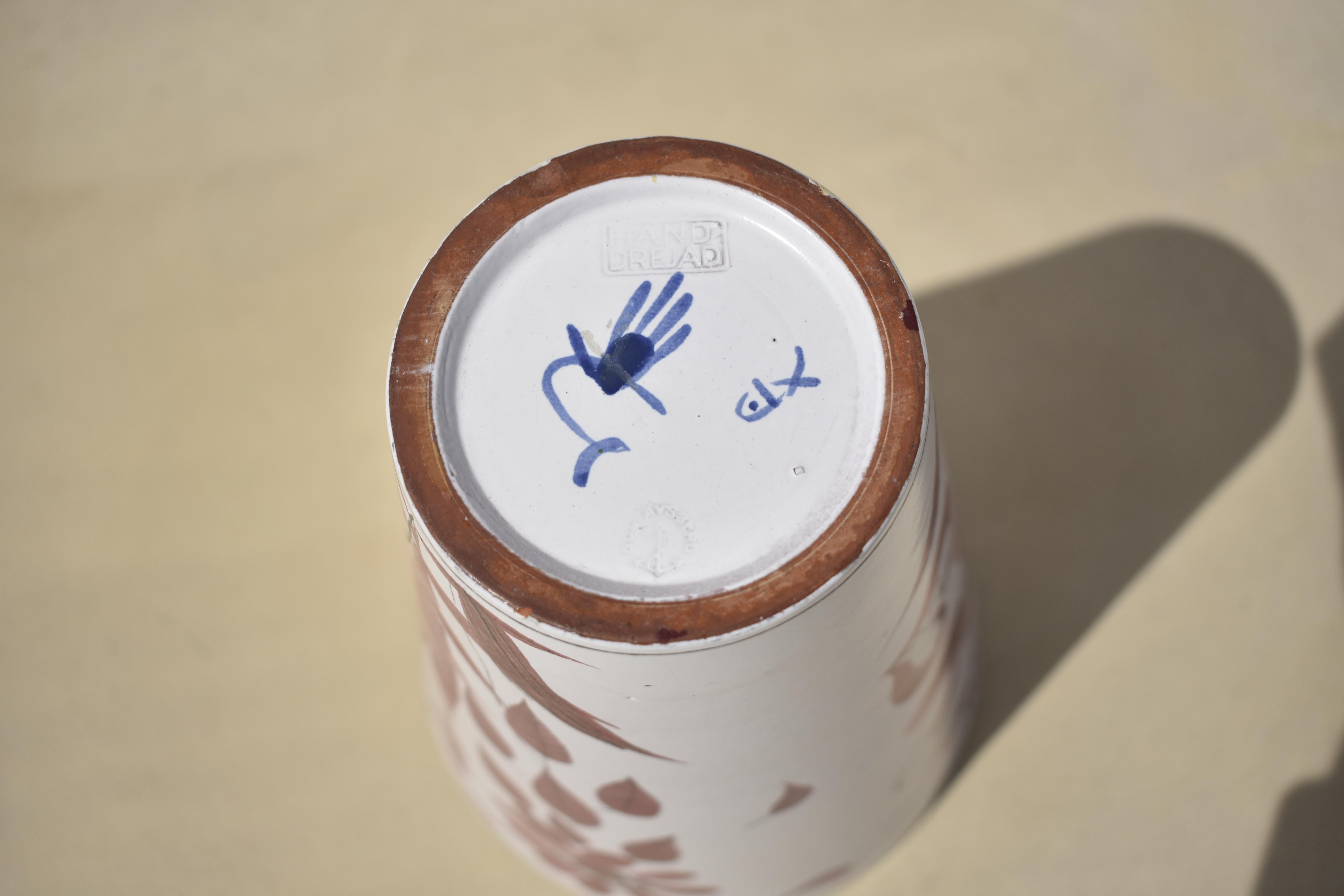 Vase en céramique
Fabriqué par Gustavsberg Suède, années 1950
Grès peint 

Détails :
Signé par le fabricant Label 