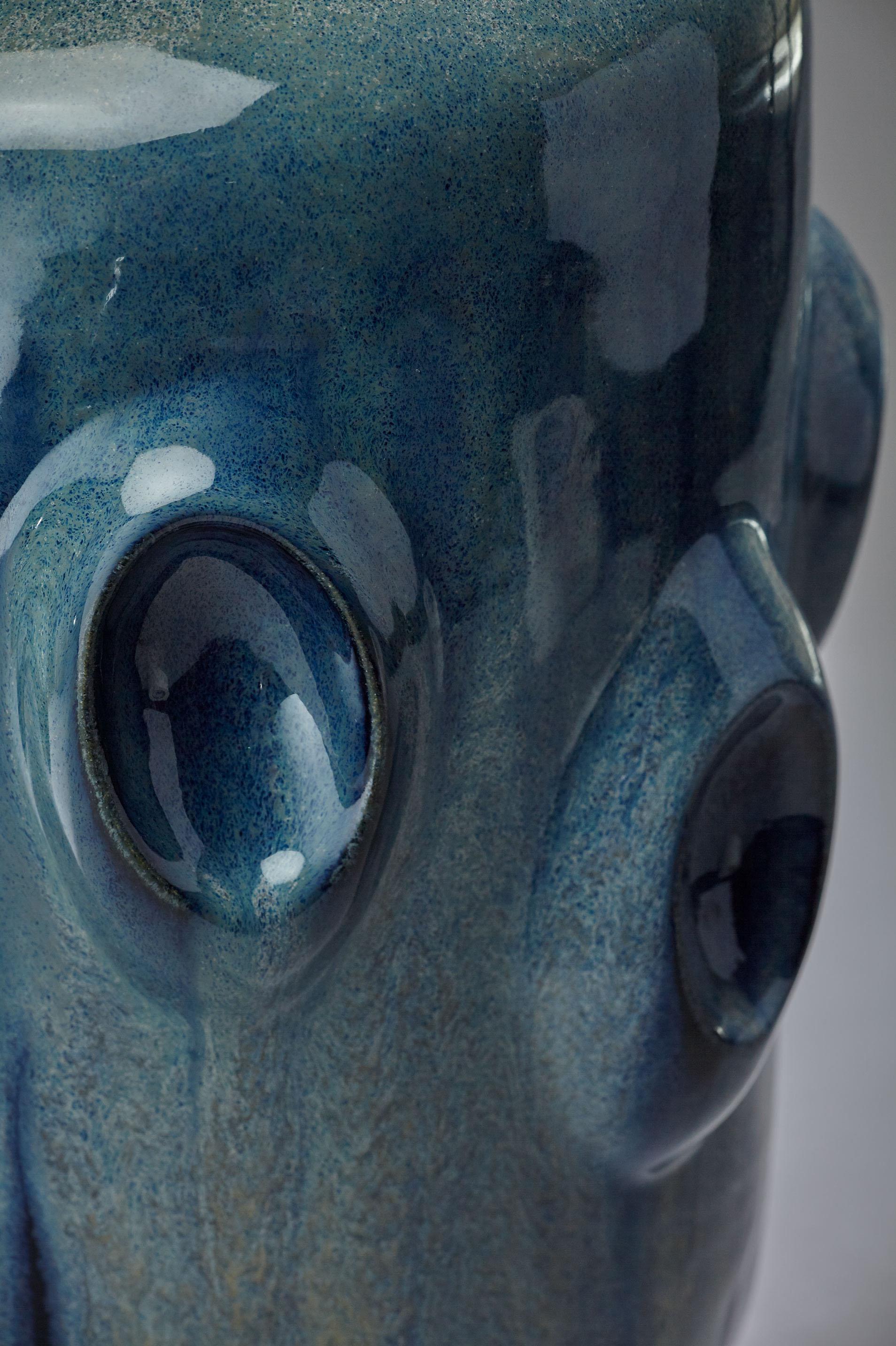 Buntblaue Grünspan-Zylindervase mit obloiden Formen handgefertigtes Einzelstück, 2017, glasiertes Steinzeug, Maße: ca. 18cm Breite x 36 cm Höhe

Violante Lodolo D'Oria (Genua, Italien, 1971) ist eine in London lebende italienische Künstlerin. Sie