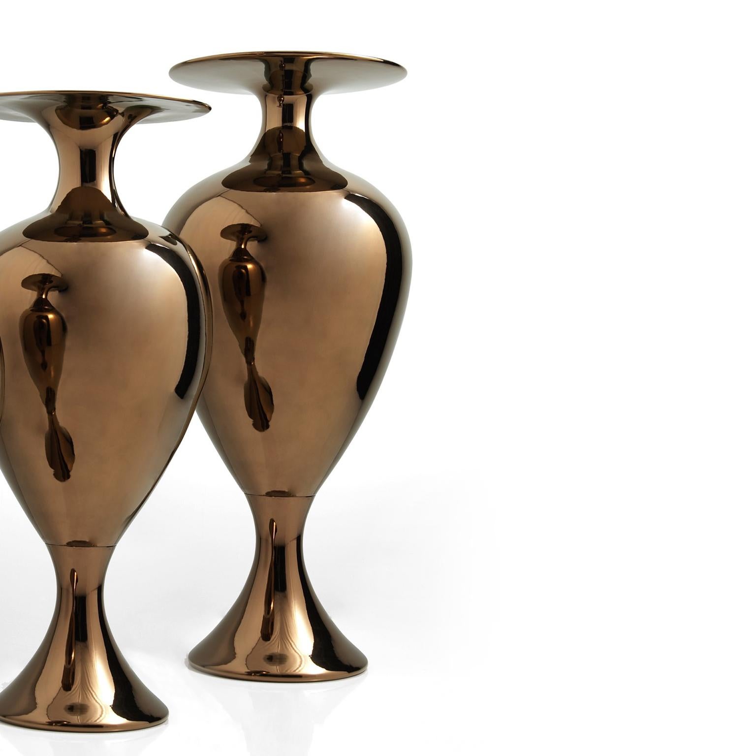 Vase en céramique fabriqué à la main en bronze
CAMILLE - code VS006, mesures : H. 120.0 cm., Dm. 45.0 cm.