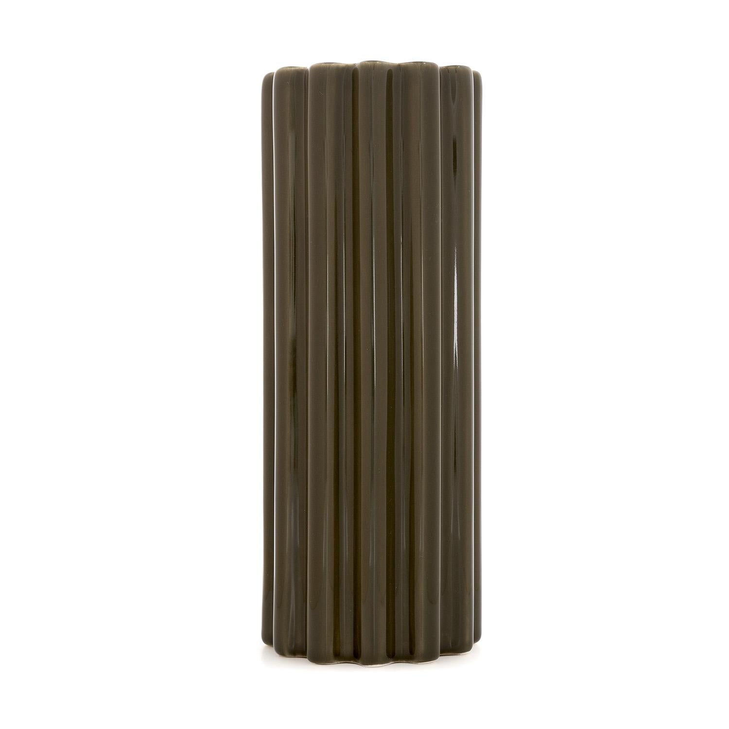 Diese schlichte und doch auffällige Vase aus hochglänzender Keramik ist in verschiedenen Farben erhältlich, darunter Lila und Grün. Die braune Version bietet einen warmen, erdigen Touch und bringt einen dezenten Farbakzent in jede Einrichtung. Sein