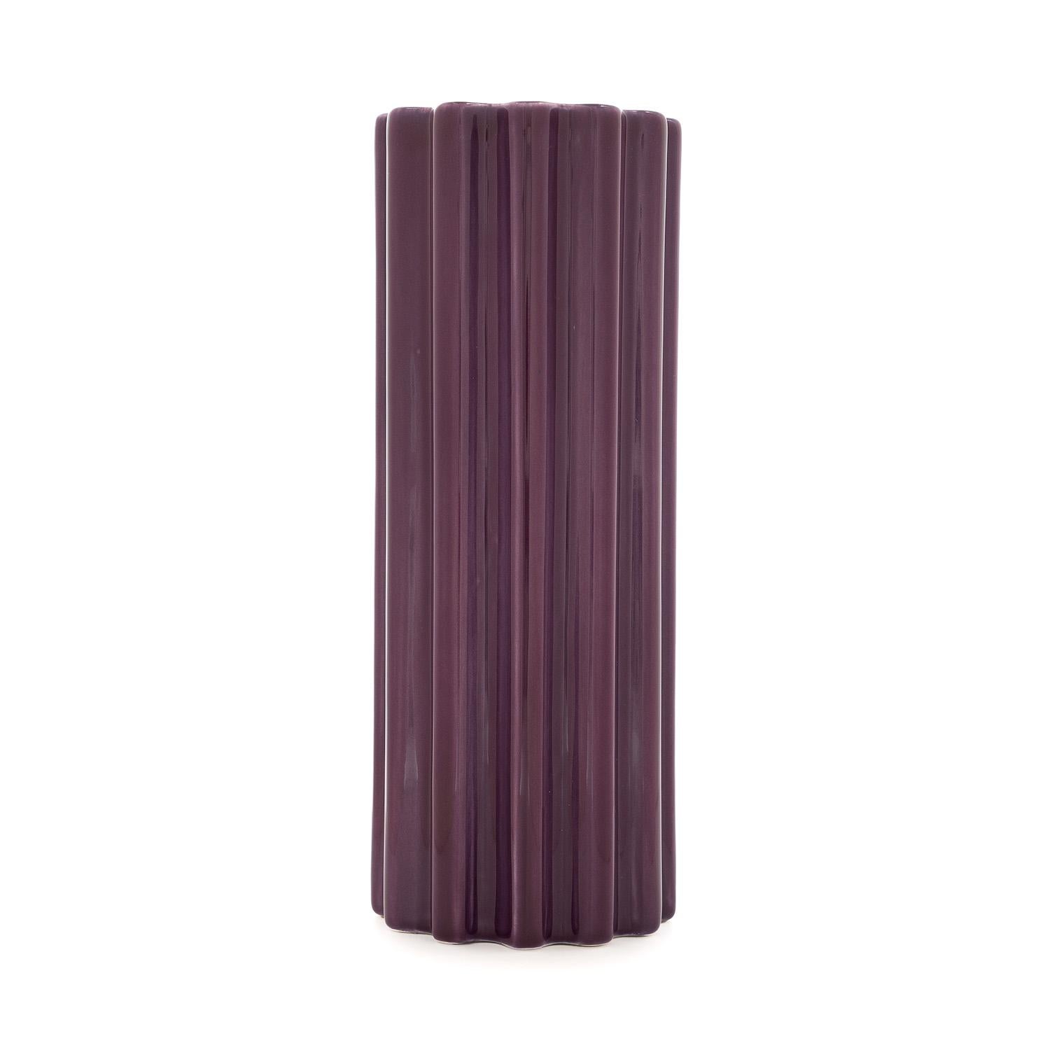 Simple mais saisissant, ce vase en céramique brillante est disponible dans une gamme de couleurs, dont le violet et le vert. La version marron offre une touche chaleureuse et terreuse, ajoutant une subtile touche de couleur à n'importe quel