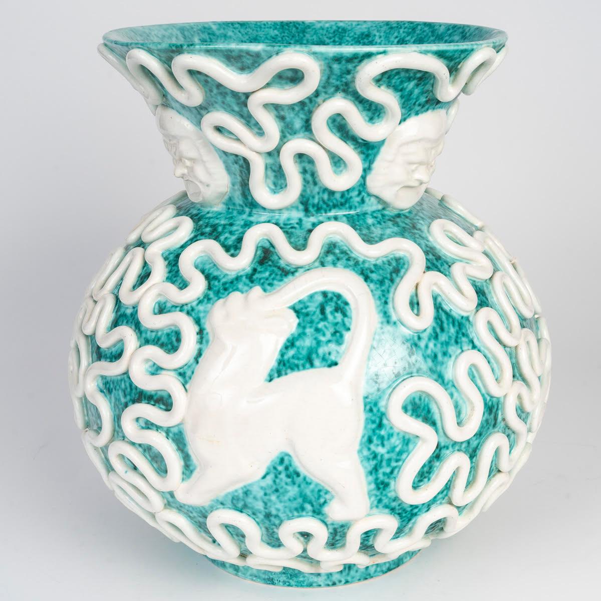 Vaso in ceramica, 1950-1960 circa.

Vaso in ceramica di design, 1950-1960 circa.
H. 31cm, P. 30cm