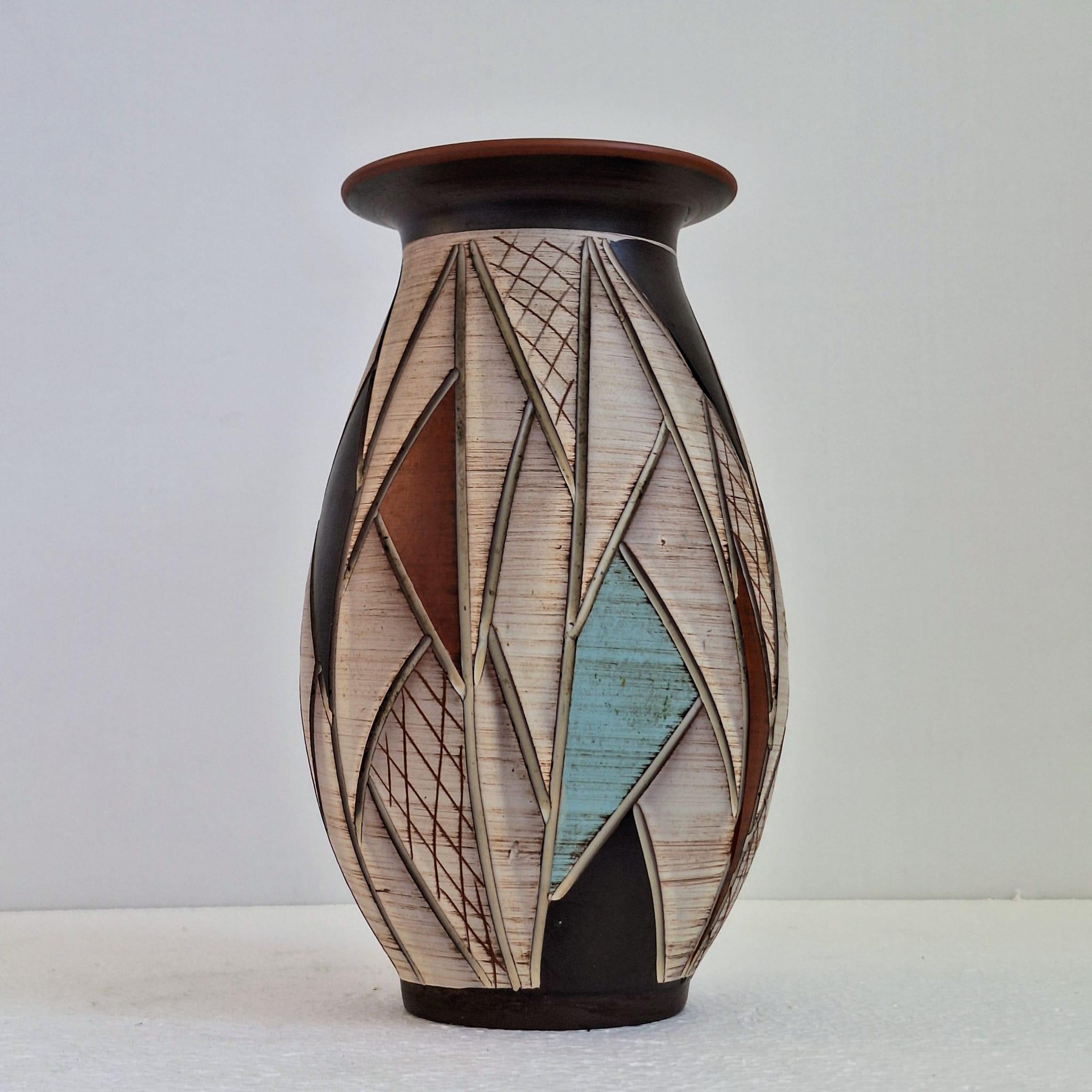 SAWA ceramic vase, conical, MCM, Sgraffito, design by Franz Schwaderlapp, WGP Germany, 1960s
Sgraffito is a historical plastering technique that was first used in the Renaissance for facade decorations. The term comes from Italian and can be