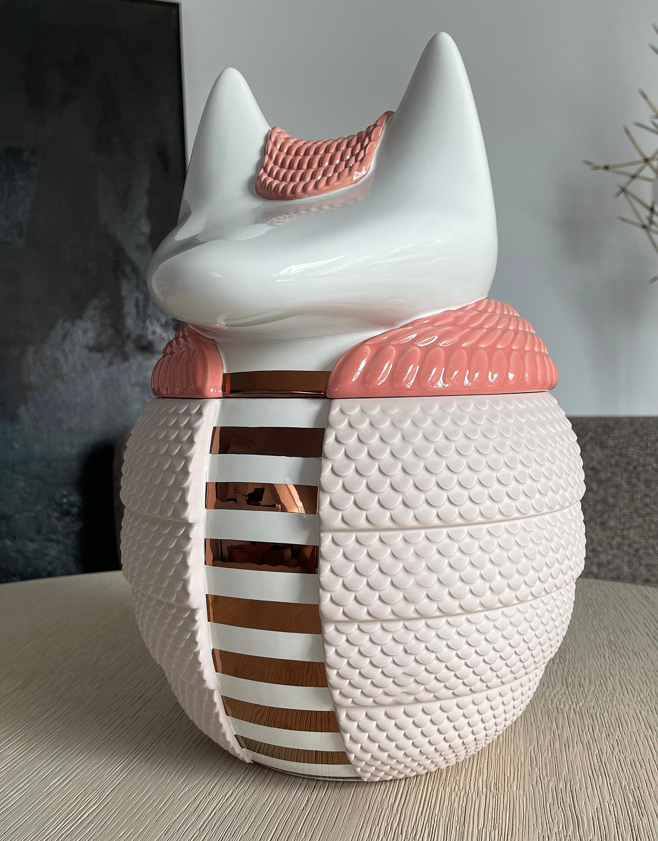Vase / Behälter aus Keramik - Animalità Loricato von Elena Salmistraro für Bosa

Loricato, entworfen von Elena Salmistraro für Bosa, ist ein gürteltierförmiges Gefäß aus Keramik, das mit Edelmetallen angereichert ist und dessen Schale eine