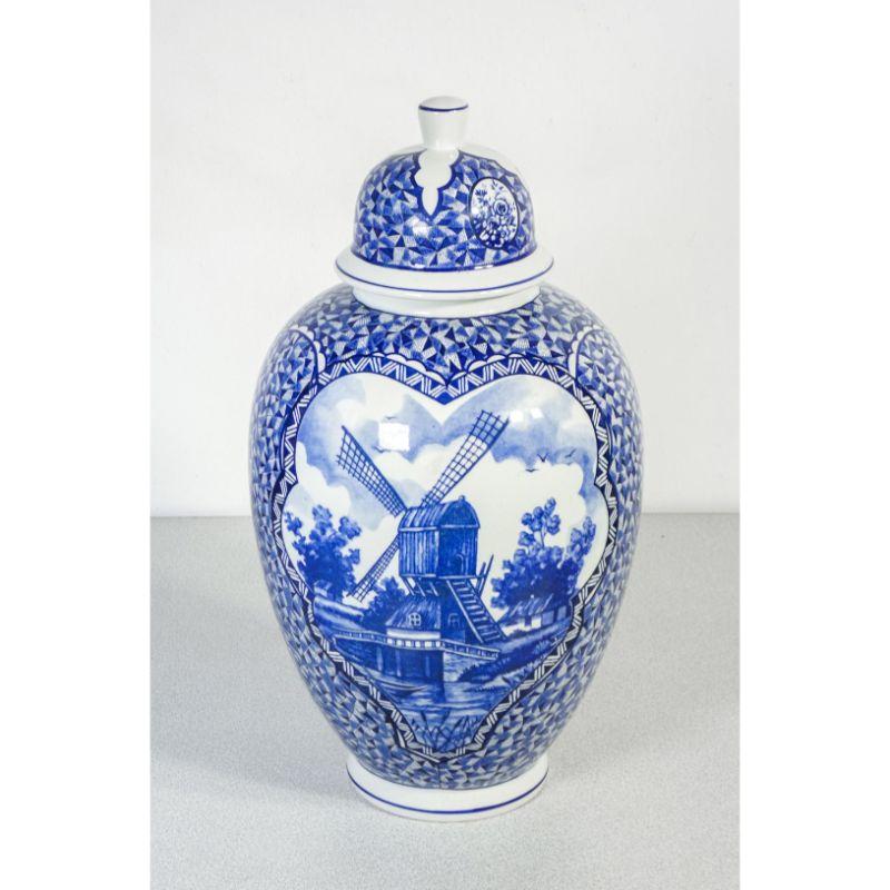 Vase in glazed and painted ceramic. Manufacture FG of Delft. Holland, First half of the twentieth century

Origin: Holland

Period: First half of the twentieth century

Brand: Manufacture FG of Delft

Materials: Painted and glazed