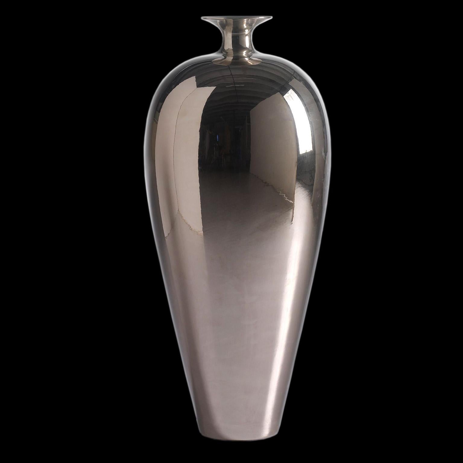 Ceramic vase DOLLY 
cod. BD001 
handcrafted in platinum 

measures: 
H. 95.0 cm.
Dm. 42.0 cm.