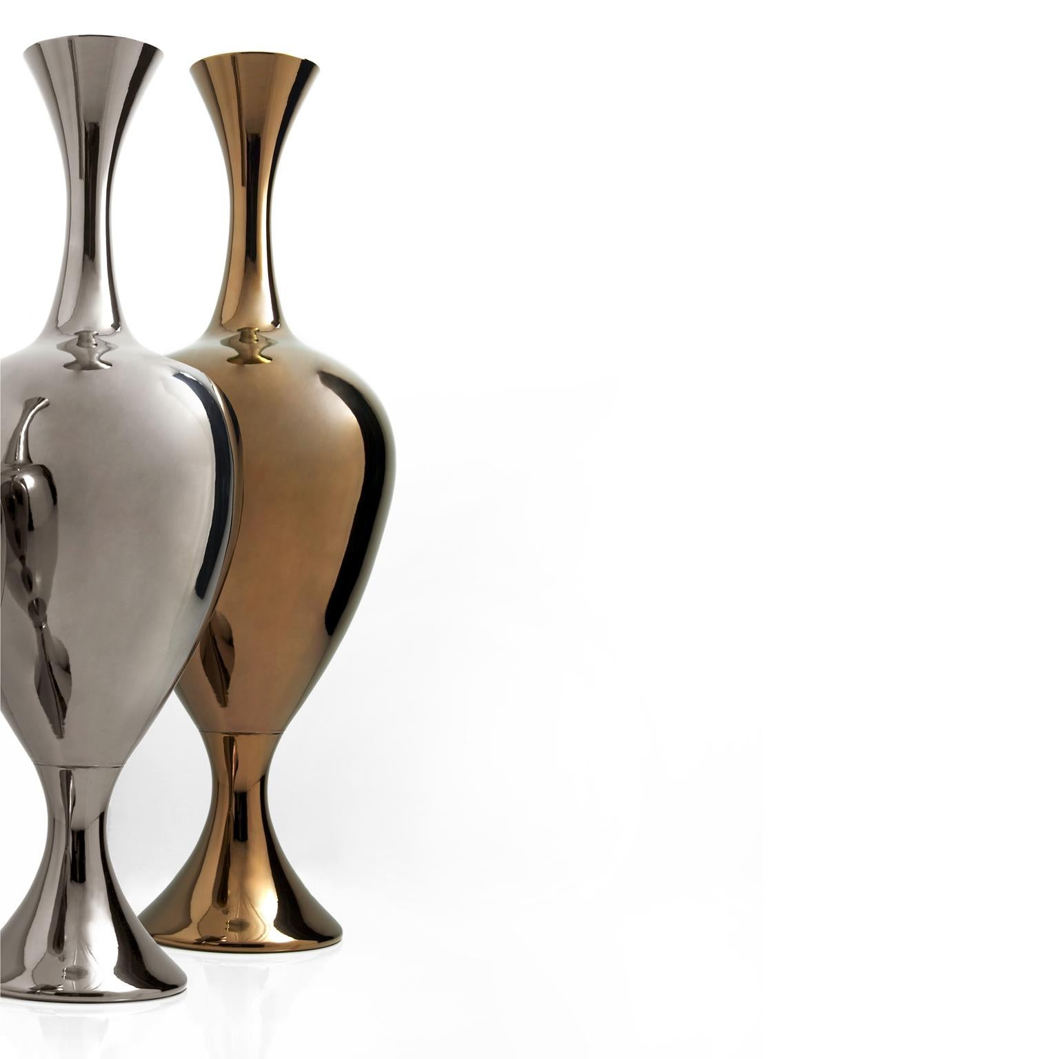 Ceramic vase handcrafted in bronze
EVE - code VS004, measures: Height 140.0 cm., diameter 45.0 cm.