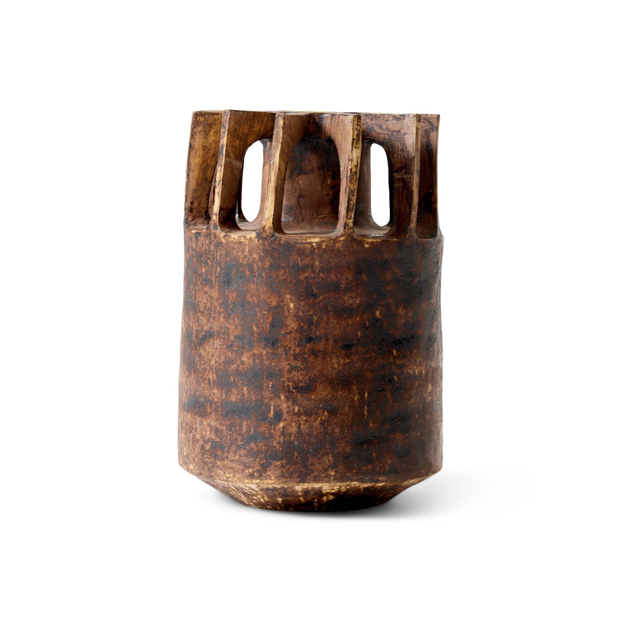 Un vaso di ceramica fatto a mano da Beatrice Roux. Sul fondo è riportato il nome dell'artista, l'anno 1966 e la dicitura 