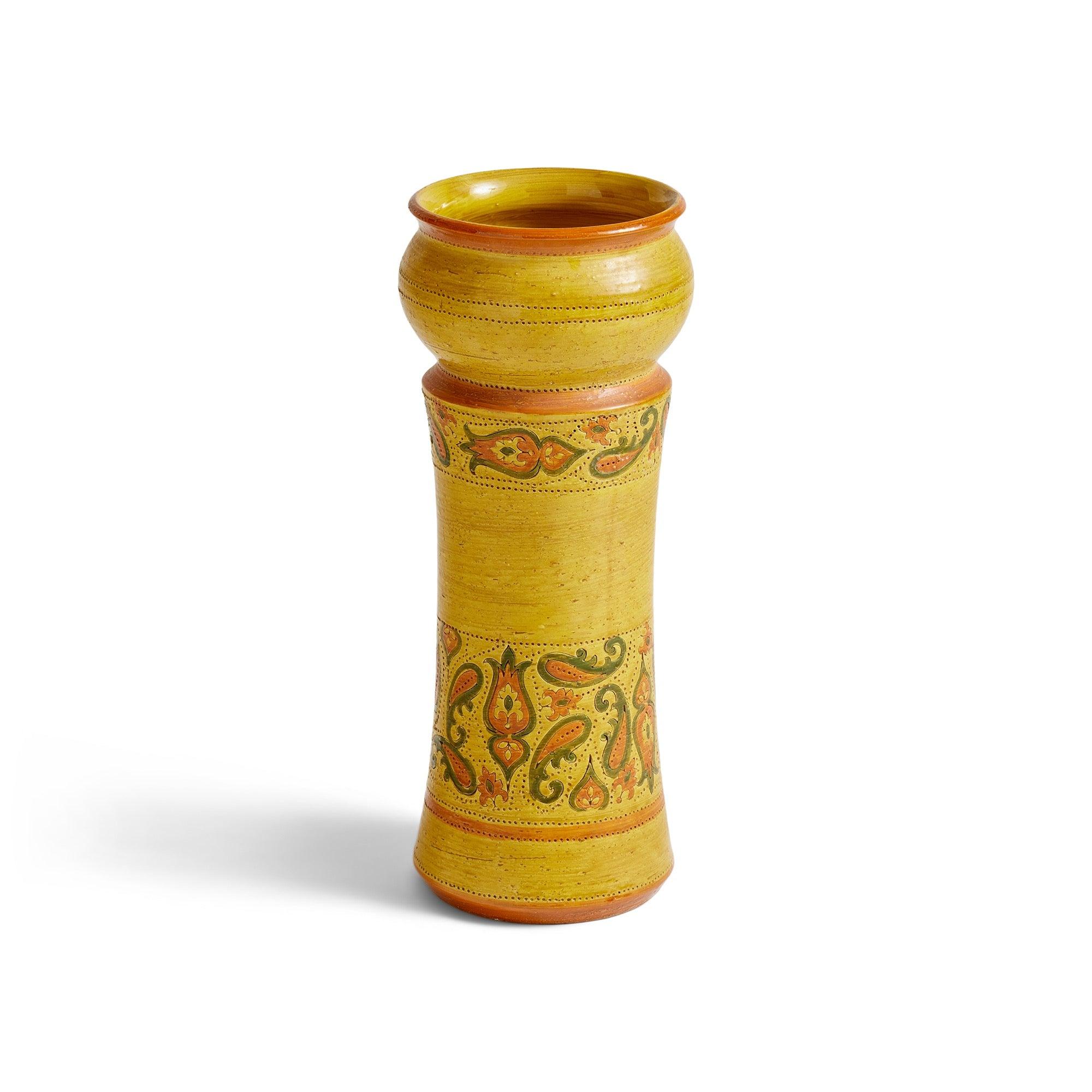 Questo vaso di grandi dimensioni, con smalto senape e disegno paisley dipinto a mano, è perfetto per esporre le composizioni floreali più pesanti.