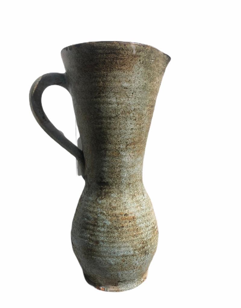 Eine Vase aus Keramik.