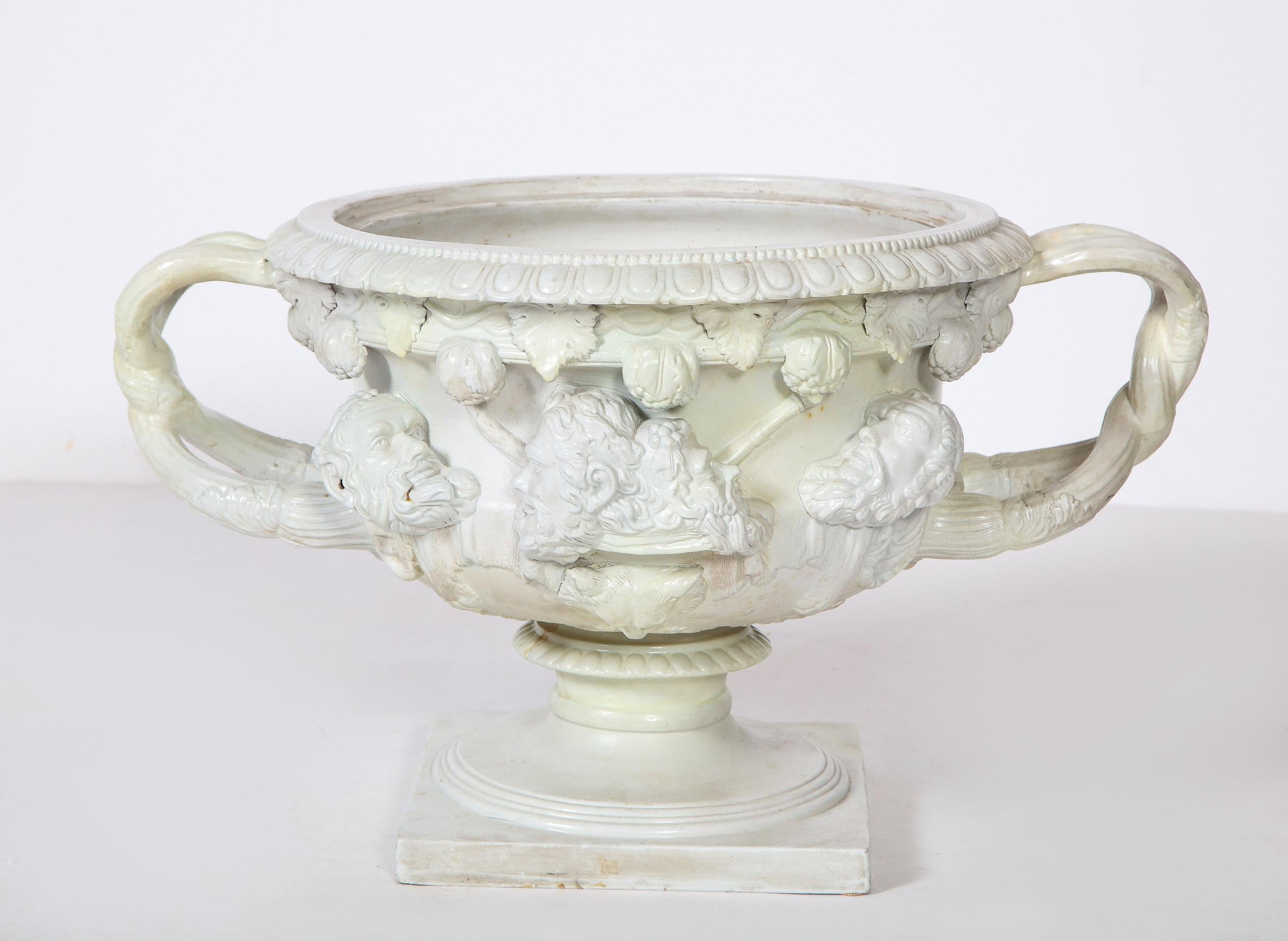 Modèle en céramique d'un vase Warwick

Modèle en céramique d'un vase Warwick. 
Après Clodion. Avec un bord en forme d'œuf et de fléchette, le récipient moulé en relief avec des têtes d'angelots et des poignées en forme de branches entrelacées,