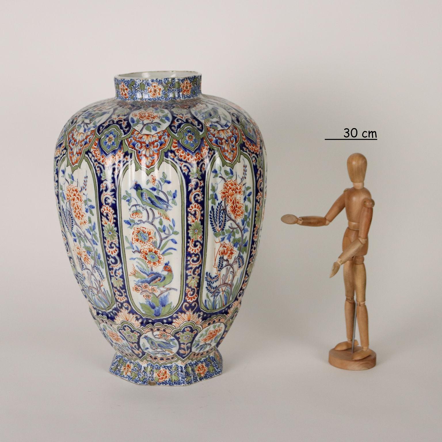 Vase en céramique avec des décorations en plein champ avec des motifs végétaux et animaux. Sous la marque de base du fabricant.