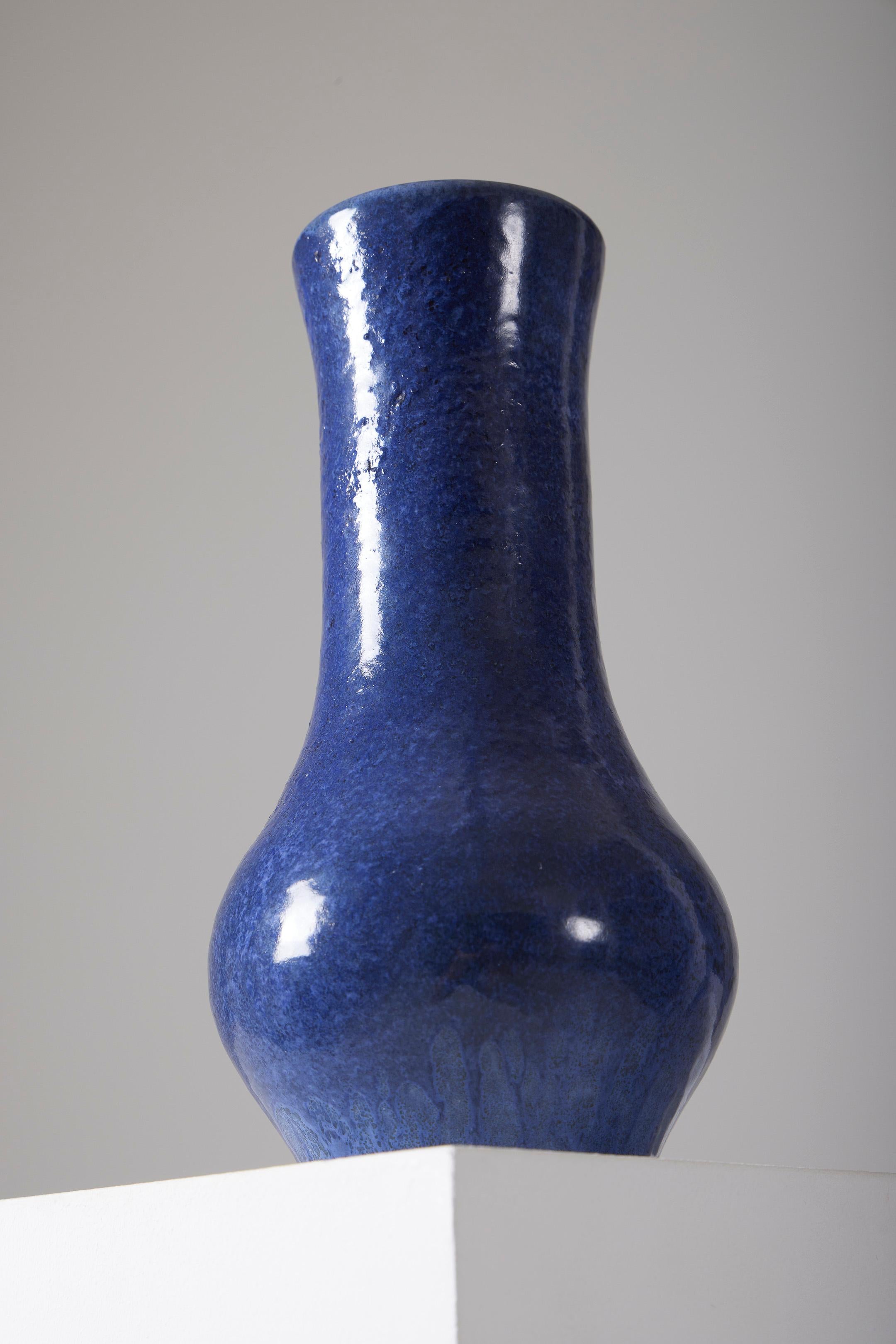 Madoura Keramikvase, blau glasiert, schöne Patina aus den 1950er Jahren. Auf der Rückseite signiert. Ausgezeichneter Zustand.
LP3046