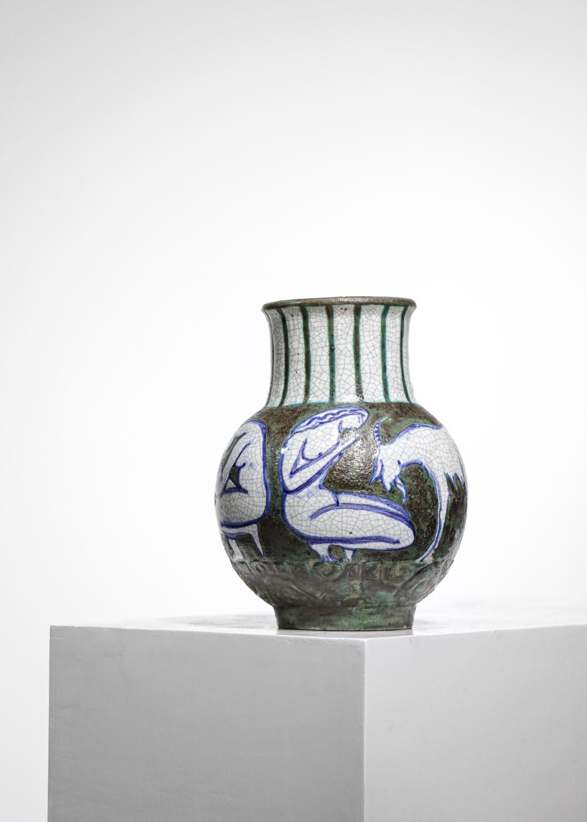 Keramikvase aus den 1950er Jahren von dem französischen Keramiker Edouard Cazaux. Sehr schöne Zeichnungen des Künstlers von Frauen und Ziegen rund um die Vase, die einen Eindruck von Bewegung vermitteln, Emaillierung in Grün-, Weiß- und Blautönen.