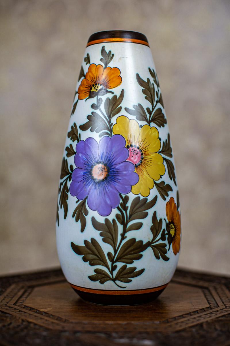 Ceramic Vase from the Early 20th Century in Floral Motifs

We present you this hand-made vase decorated with a colorful floral motif.

The item is in particularly good condition.