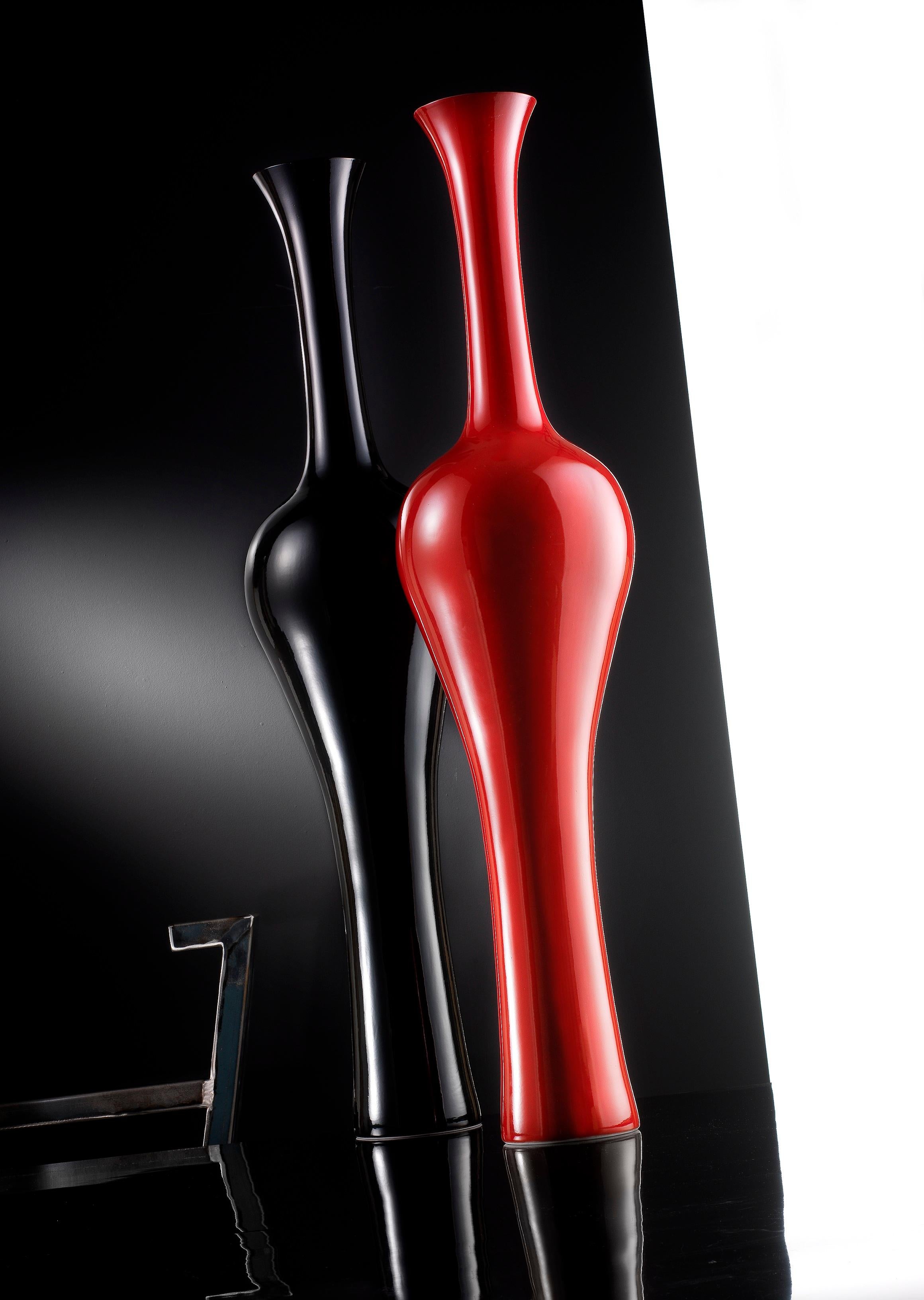Keramik-Vase Gilda
kabeljau. GILDA001
schwarz emailliert
Maße: Höhe 160,0 cm, Durchmesser 38,0 cm.

  