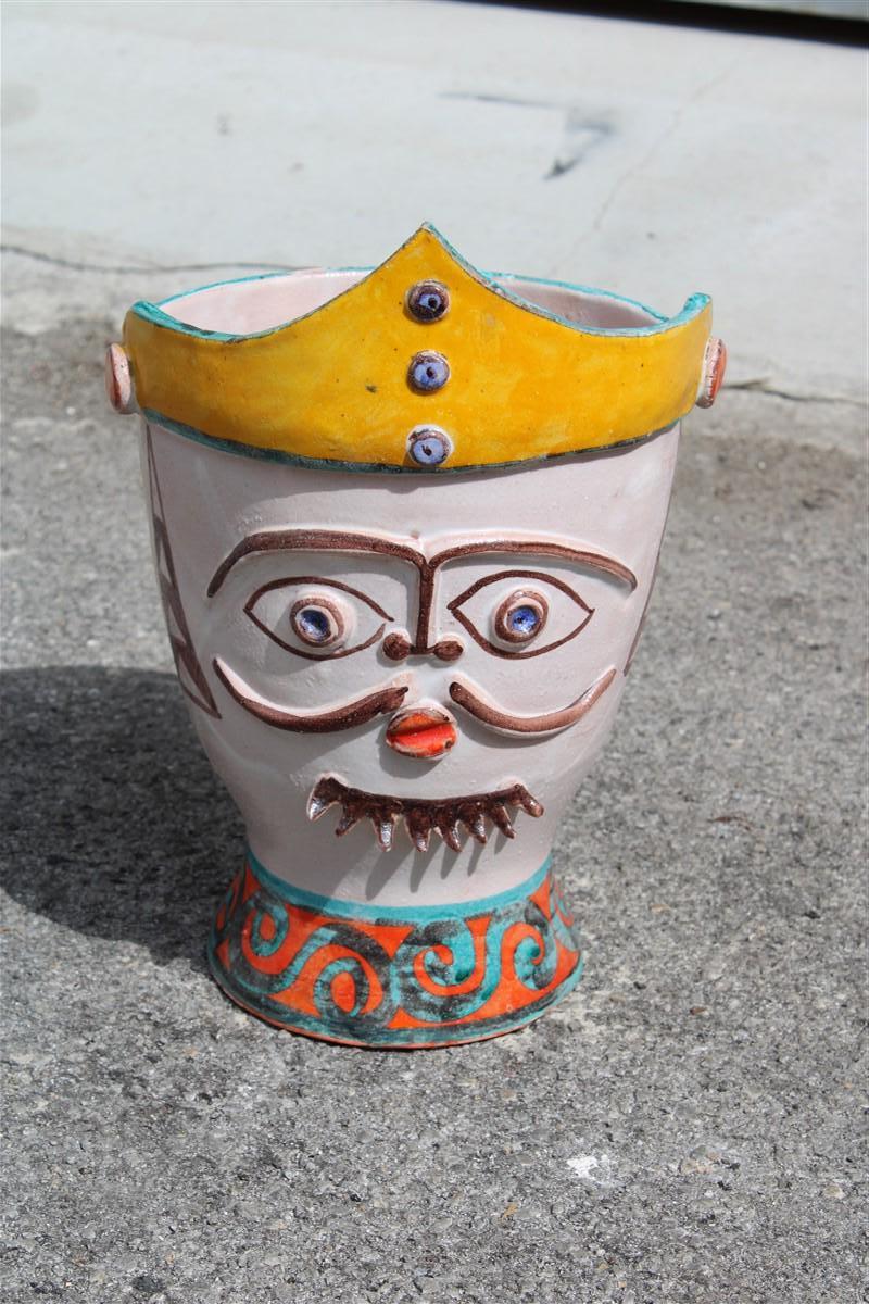 Vase en céramique Giovanni De simone Sicile 1960s coloré Visage d'un soldat en uniforme, art céramique de forme et décoration agréable, le soleil brille comme la terre de Sicile.