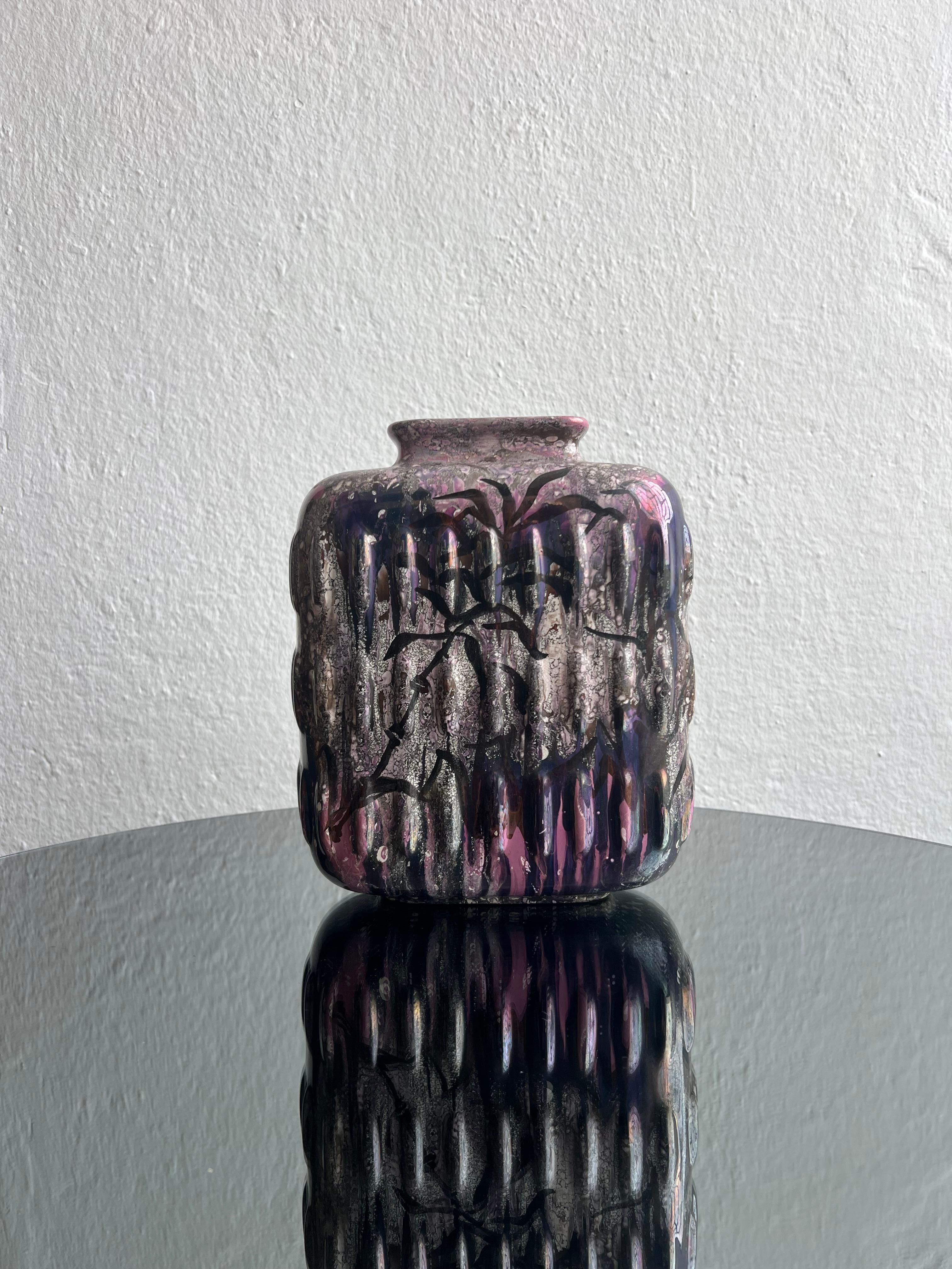 Vaso in ceramica smaltata, dipinto a mano da Fausta Bagatti, Milano 1950 pezzo unico.
vaso raro e unico della ceramica Fausta Bagatti di Milano, attiva negli anni Cinquanta,
Questo raro vaso in ceramica degli anni '50 presenta un'inconfondibile