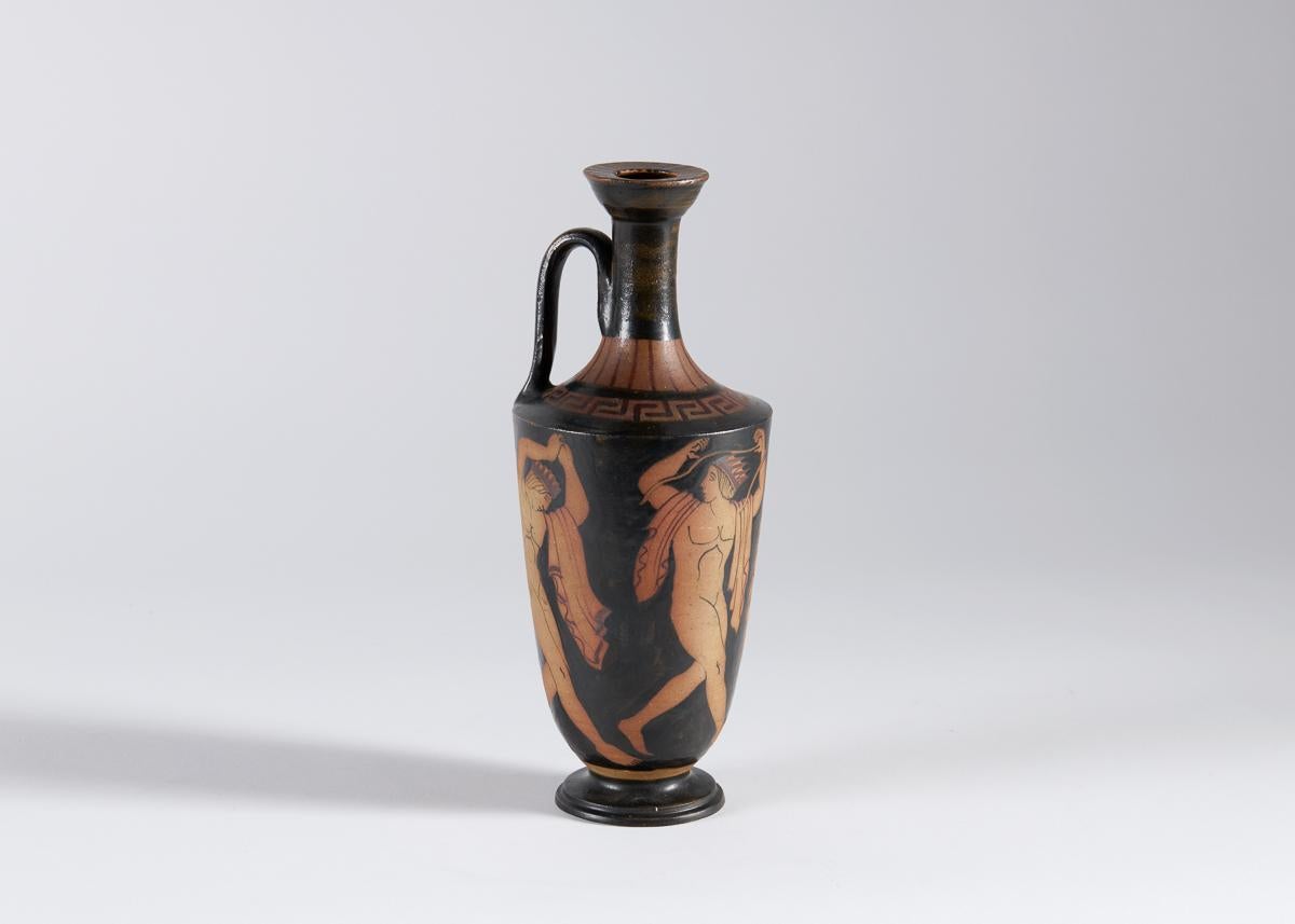 Dieses Stück, das zu einer Reihe schöner Keramiken von Ciboure Pottery gehört, ist von der Antike inspiriert - was sich in seiner Form, seiner sparsamen Farbgebung und der Darstellung klassischer Figuren zeigt. Ausgeführt von Etienne Vilotte, einem