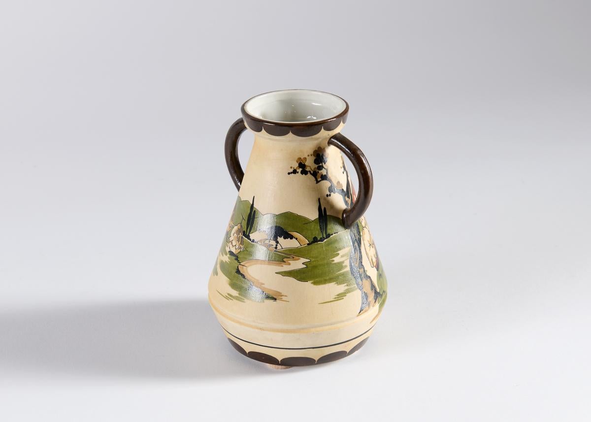 Il s'agit d'un vase à deux anses décoré d'images folkloriques de la campagne basque, peintes par R. Gaïtaud, originaire du Pays basque.
