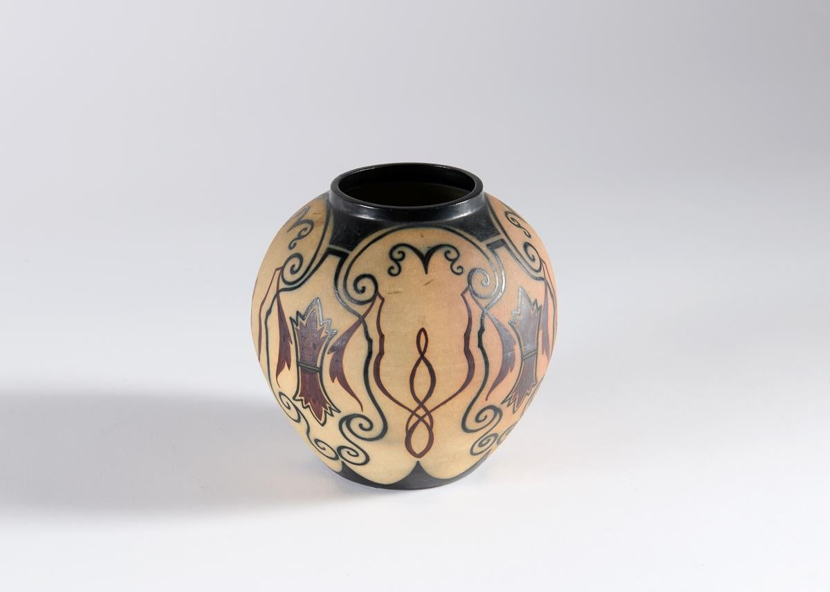 Décoré par Pedro Garcia de Diego (1904-1969), ce vase présente un motif d'arabesques  dans les noirs et les bruns sur un fond neutre. Marqué et signé sur la base.


