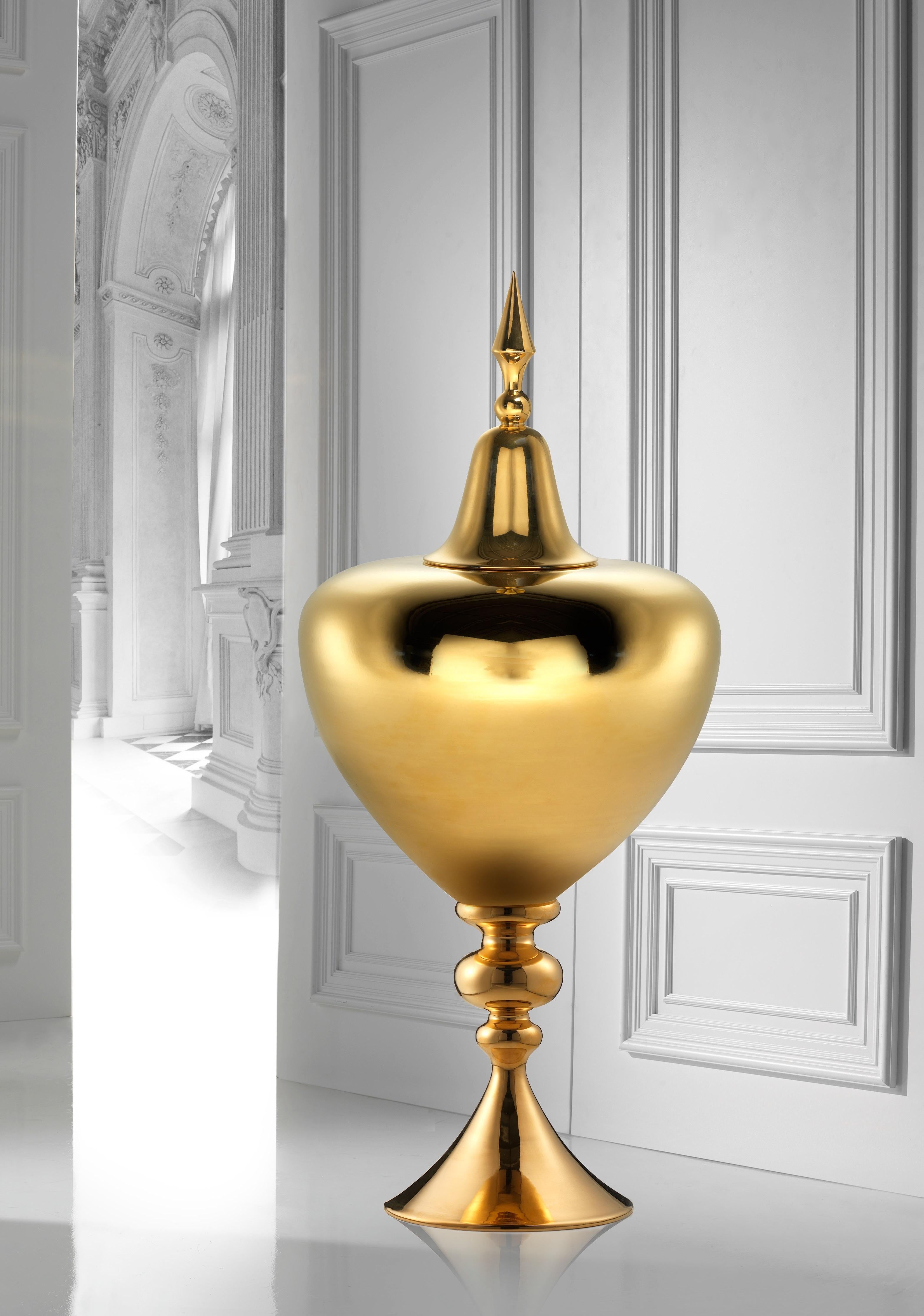 HARSHA - Vaso in ceramica interamente lavorato a mano in oro 24 carati.

codice VS090
misure: H. 148,0 cm., Dm. 58,0 cm.
