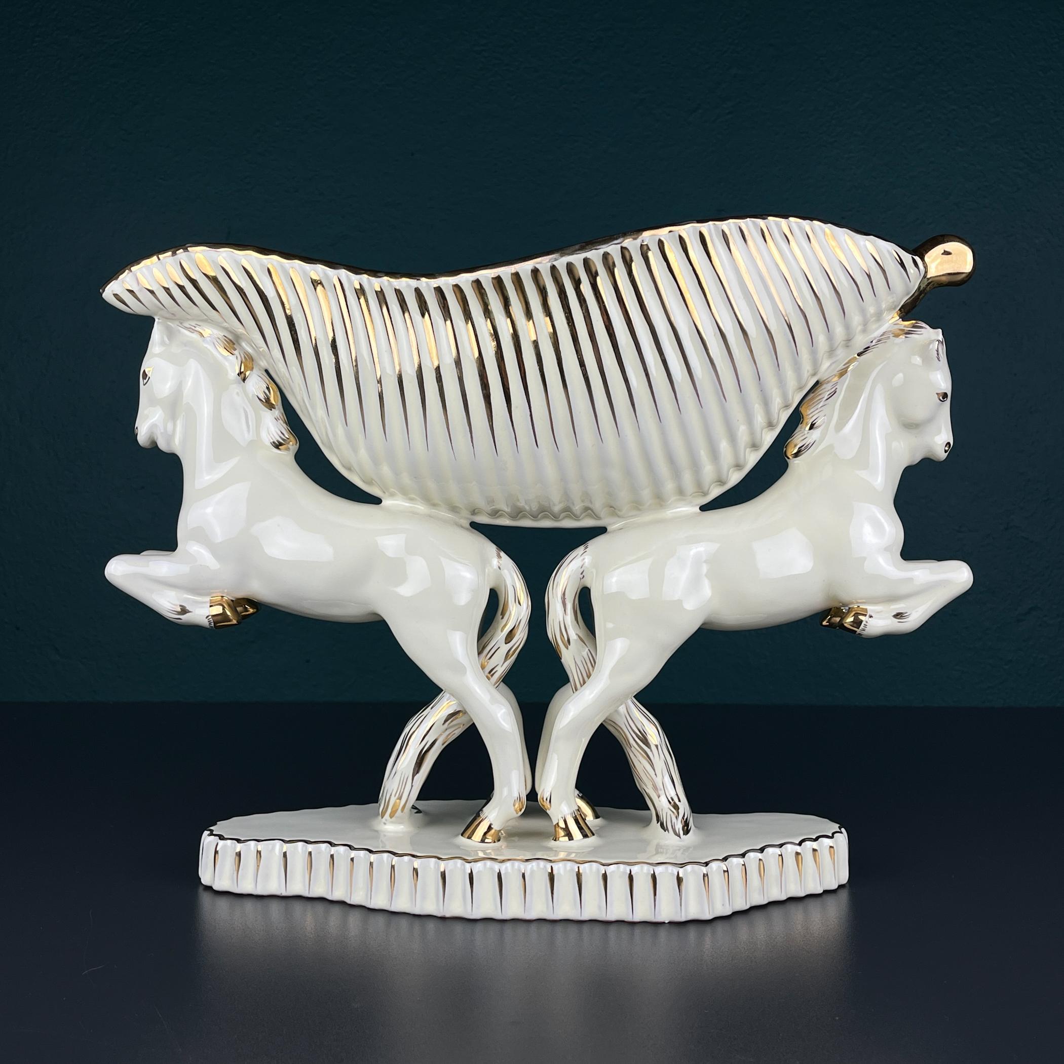 Seltene Vintage Keramik Vase Pferde von Egisto Fantechi Maioliche Keramik in Italien in den 1940er Jahren hergestellt. Das Unternehmen wurde 1896 von einer Gruppe talentierter Künstler, darunter Egisto Fantechi, gegründet. Nach mehreren Jahren der