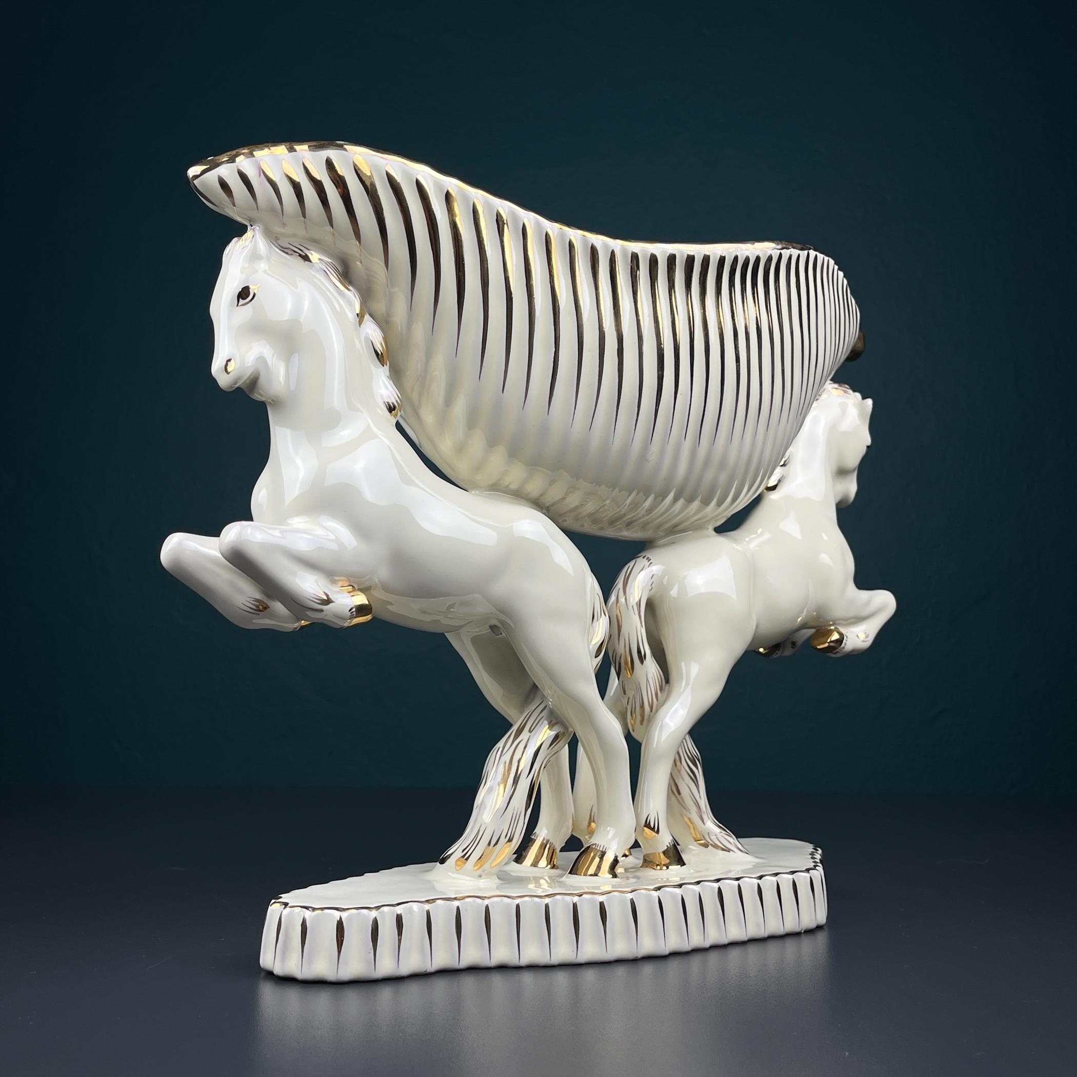 Keramikvase Pferde aus Keramik von Egisto Fantechi Maioliche Keramik, Italien, 1940er Jahre (Moderne der Mitte des Jahrhunderts) im Angebot