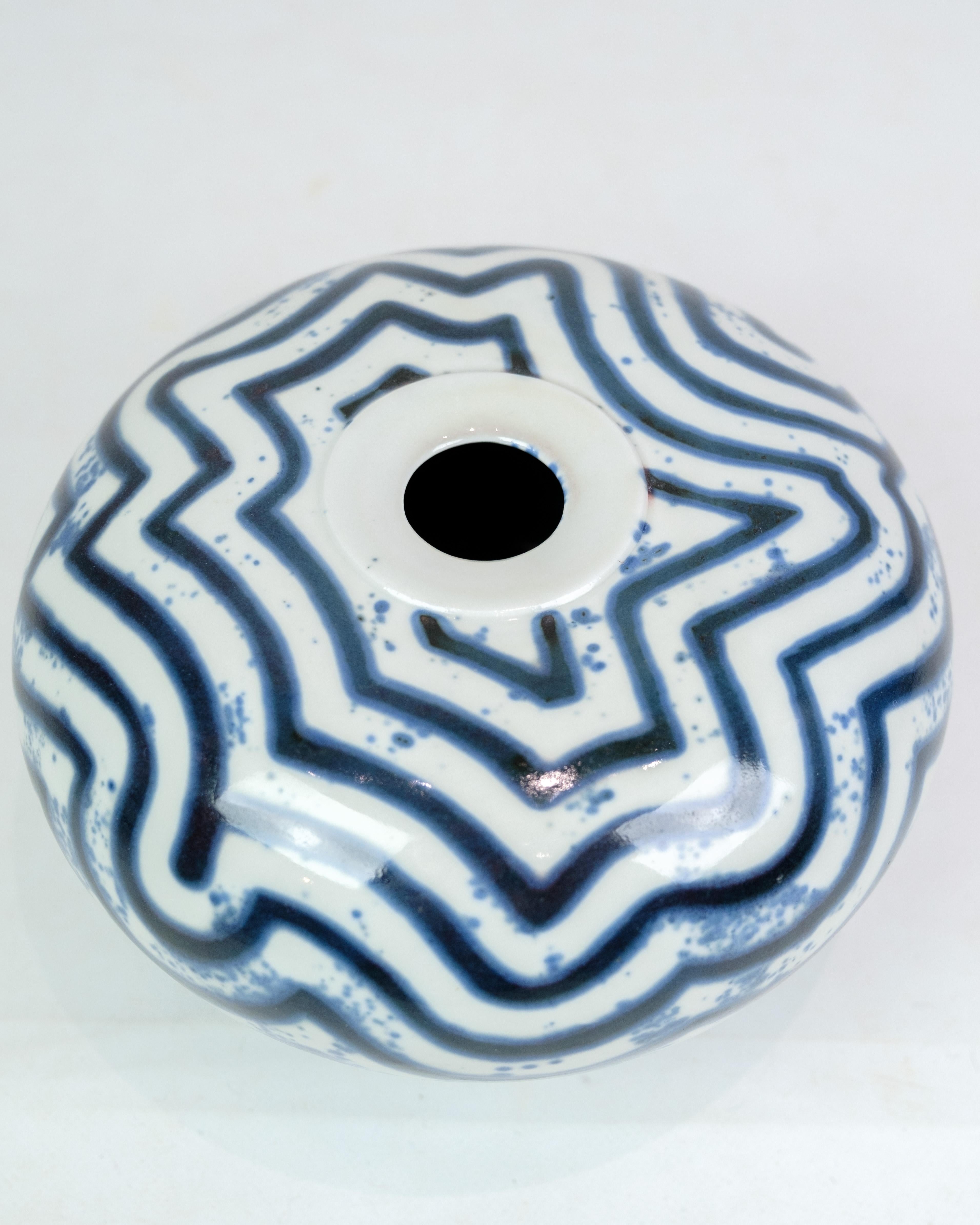 Elegati nell'eleganza senza tempo dell'artigianato danese con questo squisito vaso in ceramica del leggendario Per Weiss. Dedicandosi al mondo dell'artigianato con il suo talento ineguagliabile e la sua dedizione al mestiere, Weiss ha lasciato un