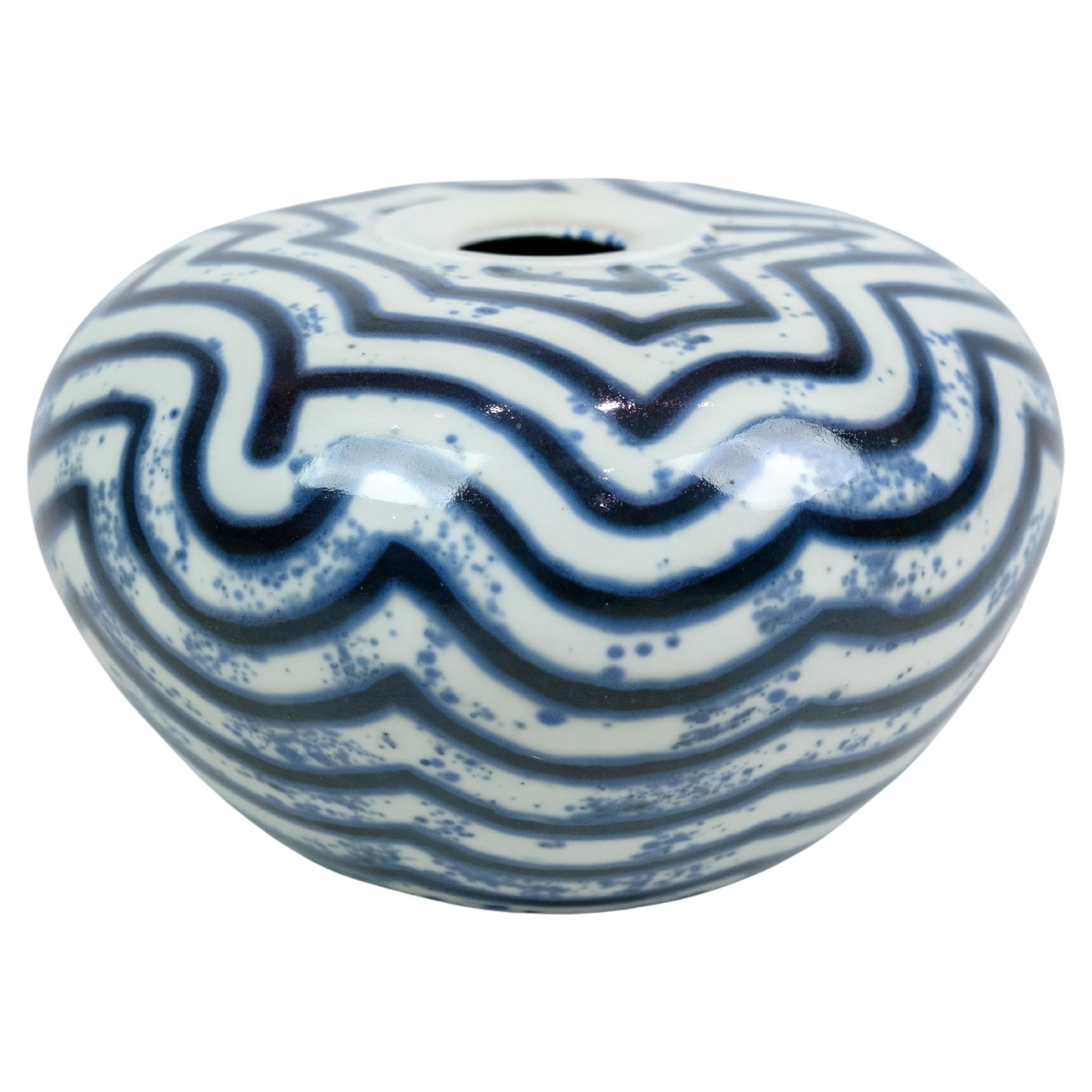 Keramische Vase in Blau und Weiß von Per Weiss aus den 1990er Jahren entworfen im Angebot
