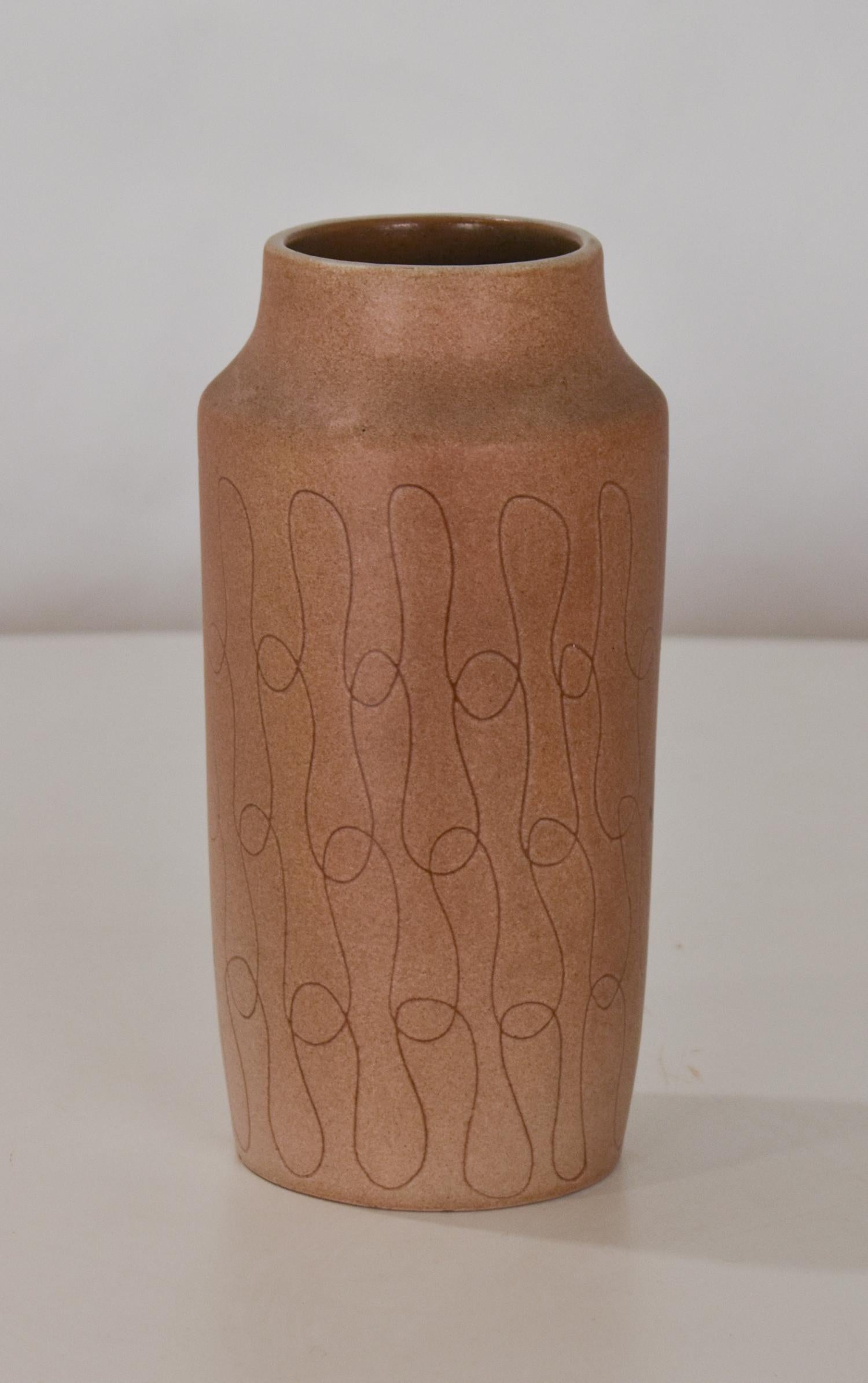 Ceramic vase in brown tones, by the ceramist Ferrando. Spain 1970's.
It is with its brand and has a geometric drawing.