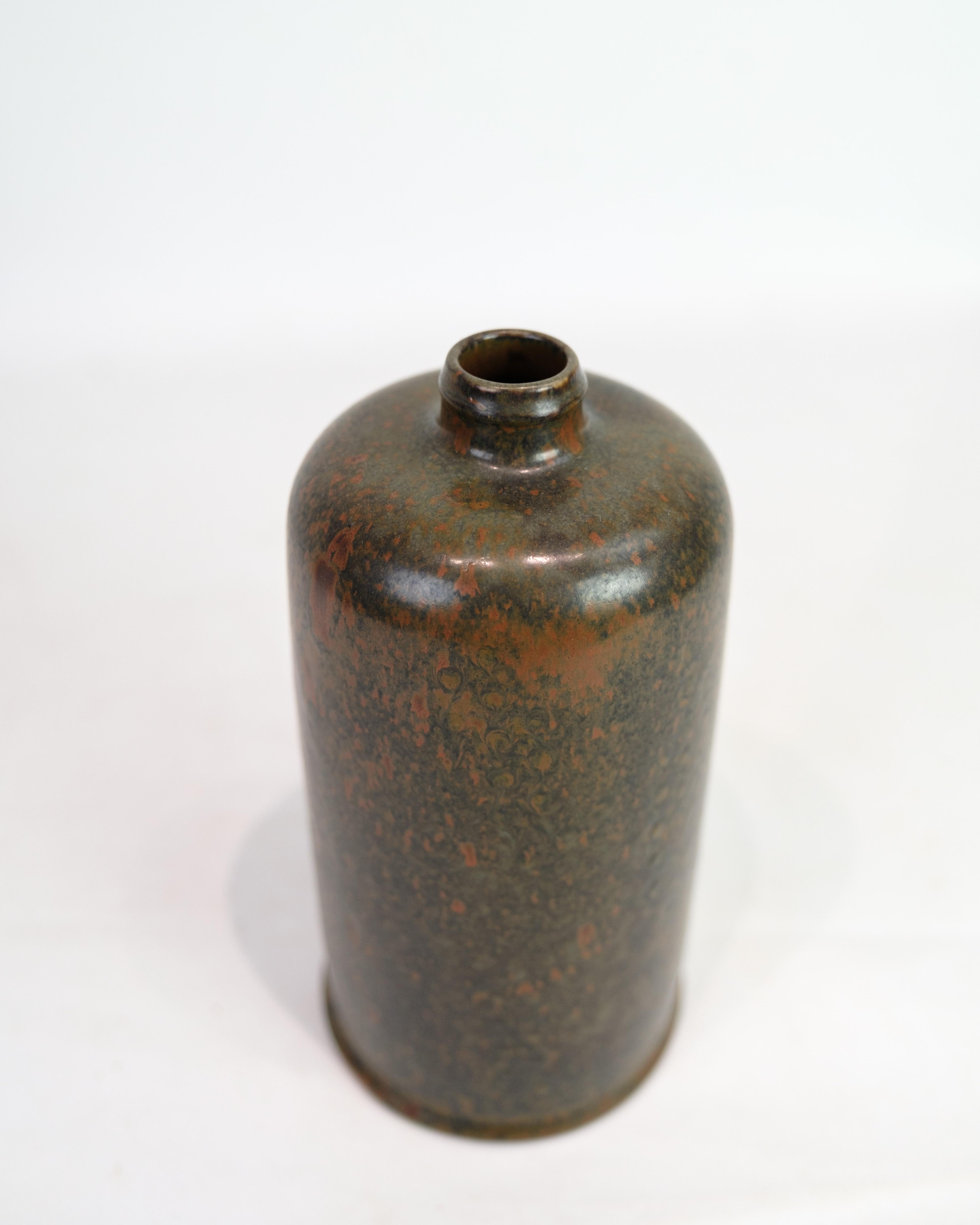 Keramikvase aus den 1940er Jahren, entworfen von Nathalie Krebs für Saxbo. Hergestellt aus charakteristischem Steinzeug mit nuancierter Glasur in warmen Orange- und Brauntönen.

Saxbo wurde 1929 von Nathalie Krebs und Franz Syberg gegründet und