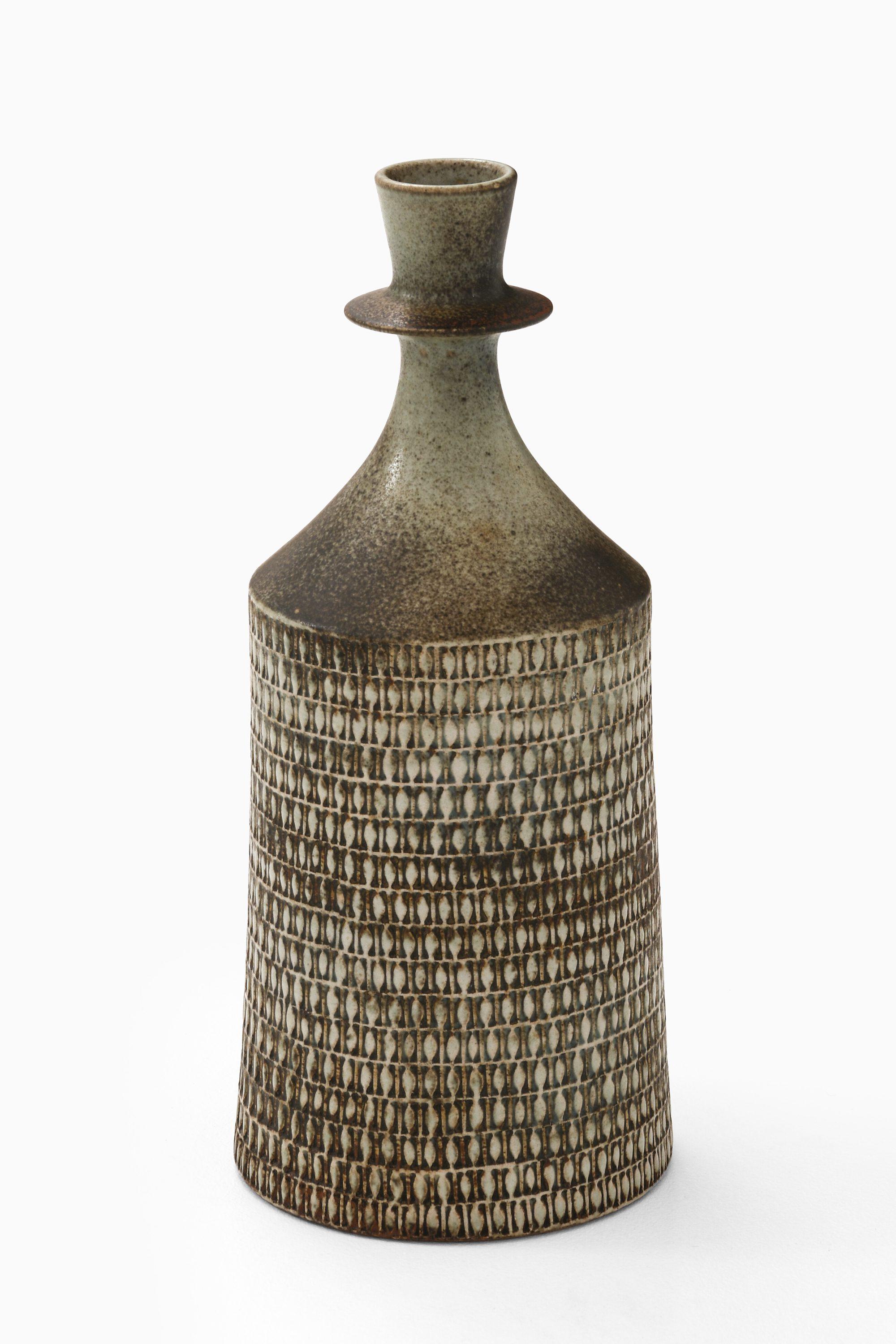 Vaso in ceramica in gres smaltato di Stig Lindberg, anni '50

Informazioni aggiuntive:
Materiale: Gres smaltato, ceramica
Stile: Metà secolo, Scandinavia
Prodotto da Gustavsberg in Svezia
Dimensioni (L. x P. x H.): 14 x 14 x 31 cm