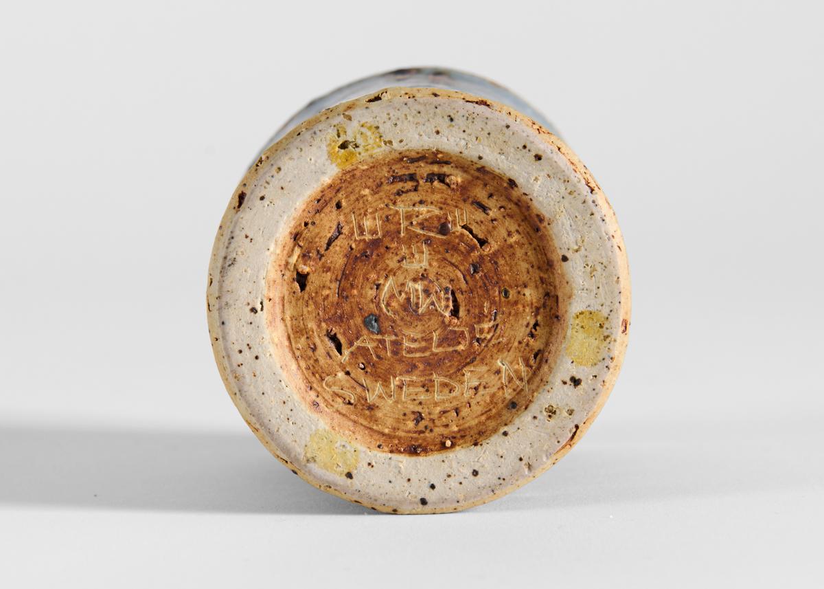 Un vaso di metà secolo splendidamente smaltato eseguito da Marianne Westman per la venerabile azienda svedese di ceramiche Rorstrand.

Firmato.