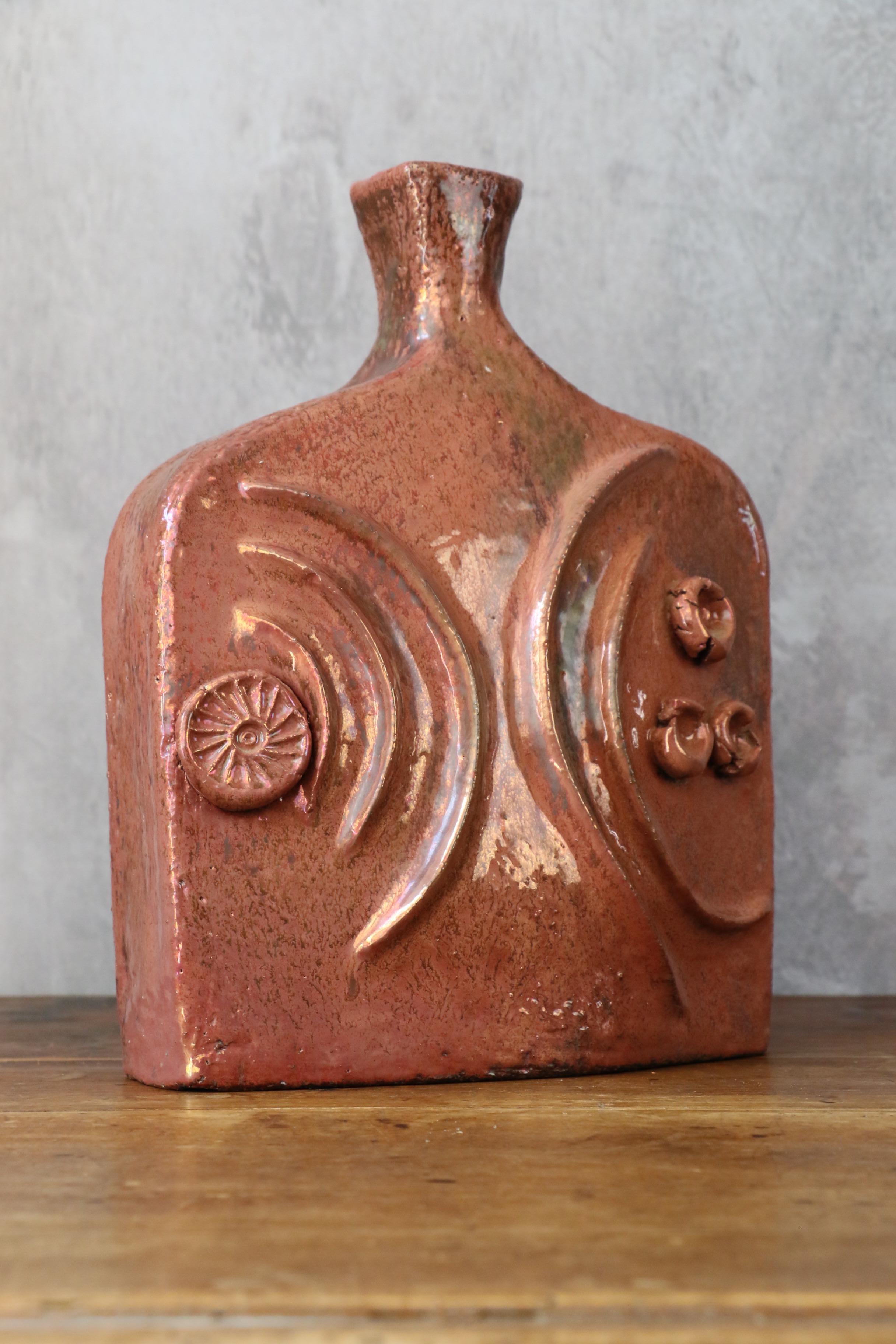 Skulpturale Vase aus Keramik von Robert Chiazzo - Era Vallauris

Eine seltene Keramikvase von Robert Chiazzo. Dieses handgefertigte, skulpturale Stück zeichnet sich durch eine abgeflachte, asymmetrische Silhouette mit einem dezent ausgestellten Hals