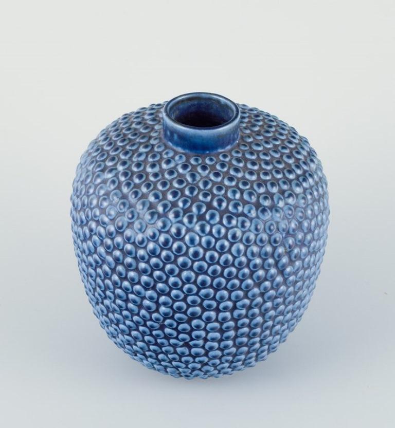 Keramische Vase im modernistischen Design mit blauer Glasur. Etwa 1970er Jahre. (Moderne) im Angebot