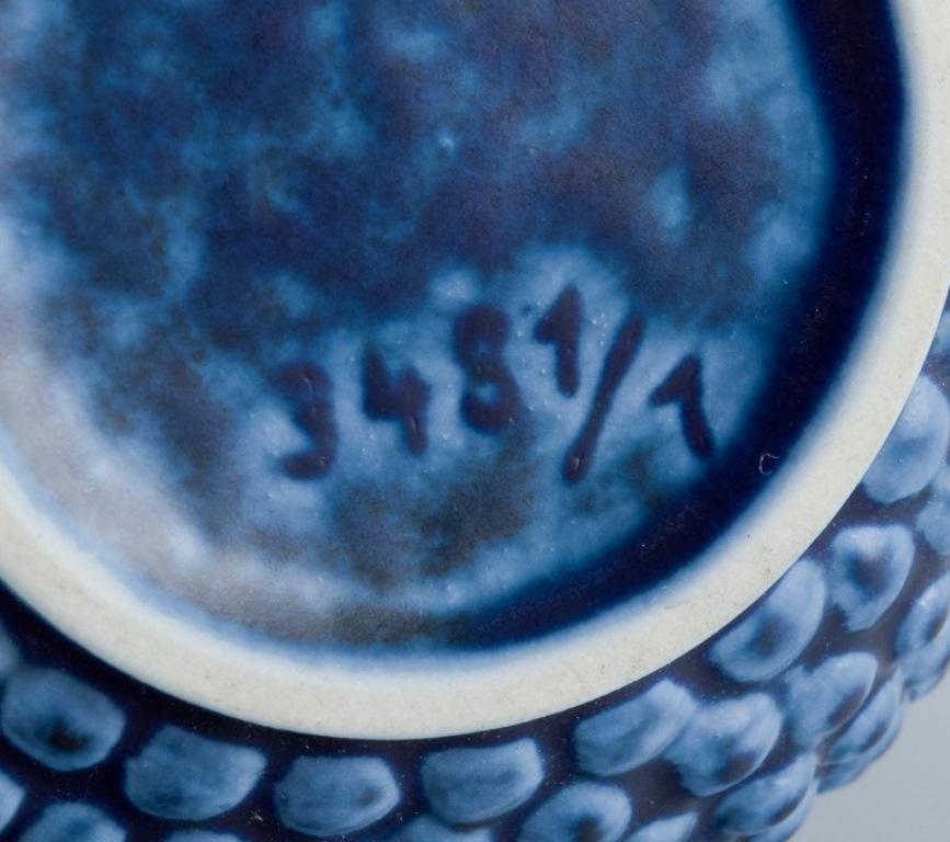 Keramische Vase im modernistischen Design mit blauer Glasur. Etwa 1970er Jahre. (Ende des 20. Jahrhunderts) im Angebot