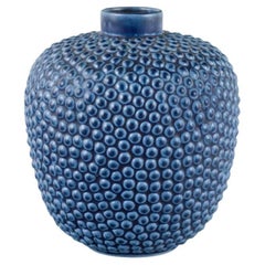 Vase en céramique au design moderniste avec glaçure bleue. Ca 1970.