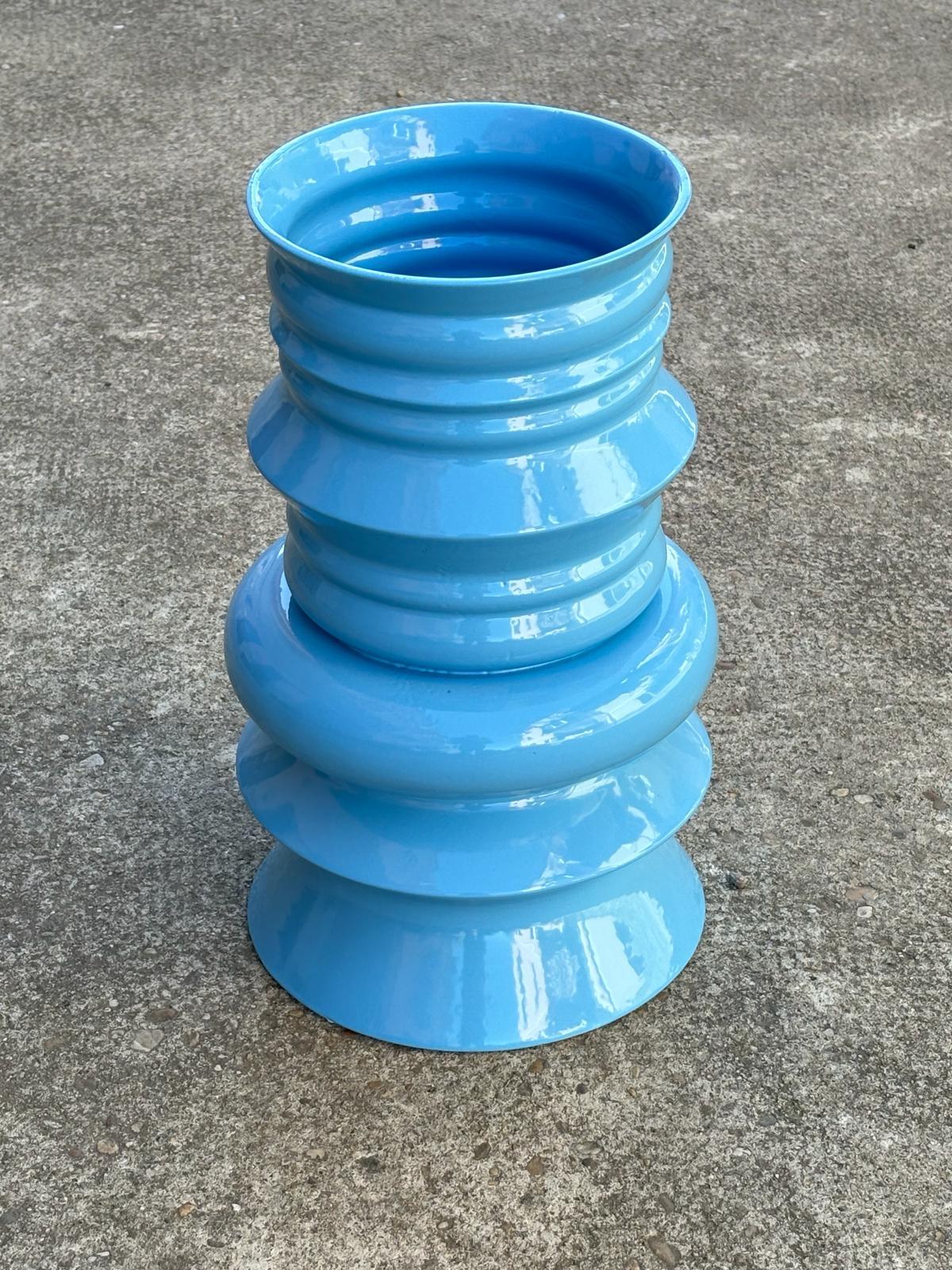 Vaso in ceramica modello Jaipur della collezione Toki 1980 disegnata da Sergio Asti e prodotta da Superego Editions. Edizione limitata di 50 pezzi. Firmato e numerato. Prototipo.

Biografia
Sergio Asti (Milano, 25 maggio 1926 - Milano, 27 luglio