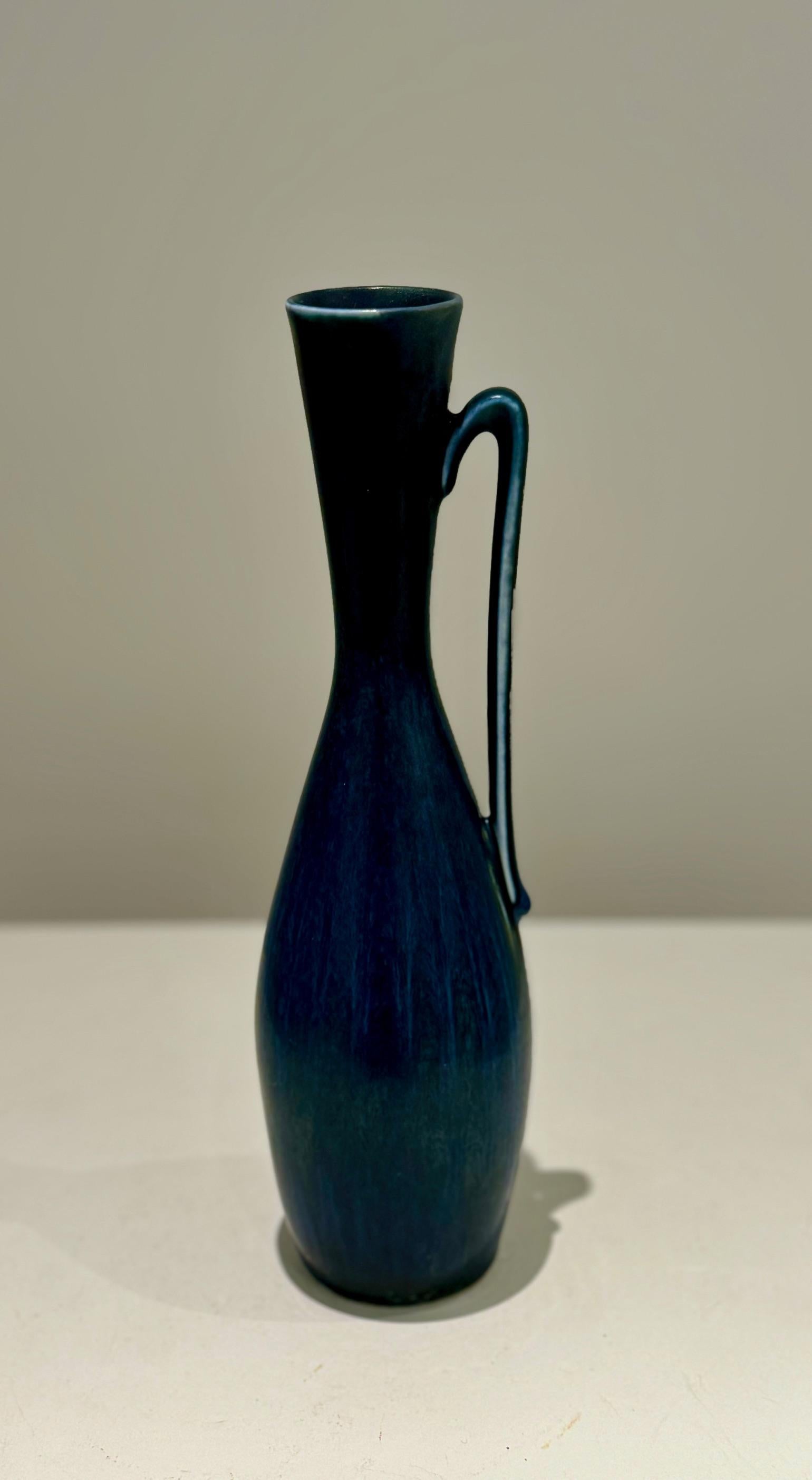 Vase pichet scandinave du milieu du siècle en céramique émaillée bleu foncé en fourrure de HAR
Signé au dos avec 