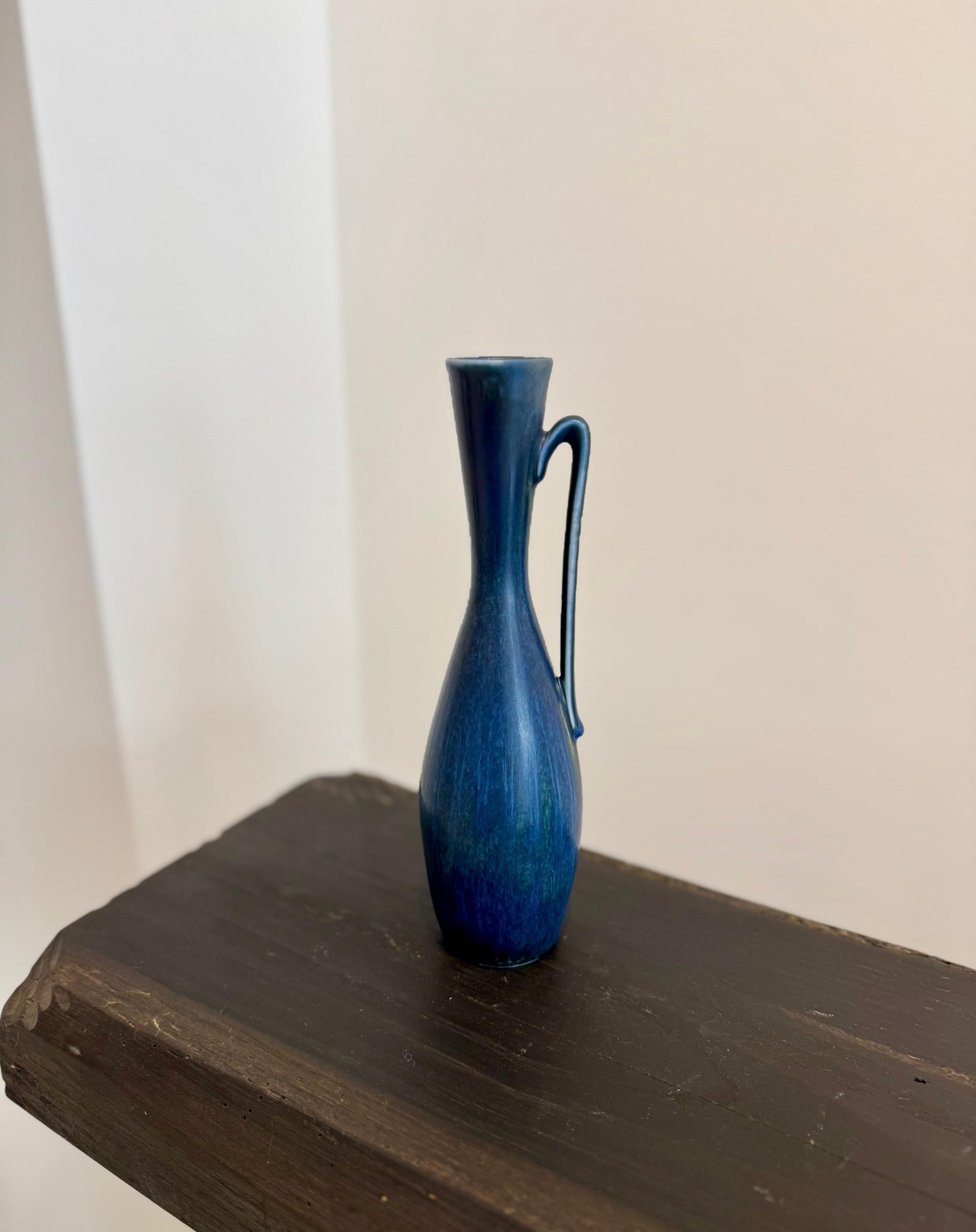 Scandinavo Midcentury Vaso a brocca in ceramica con smalto blu scuro e pelliccia di HAR
Firmato sul retro con 