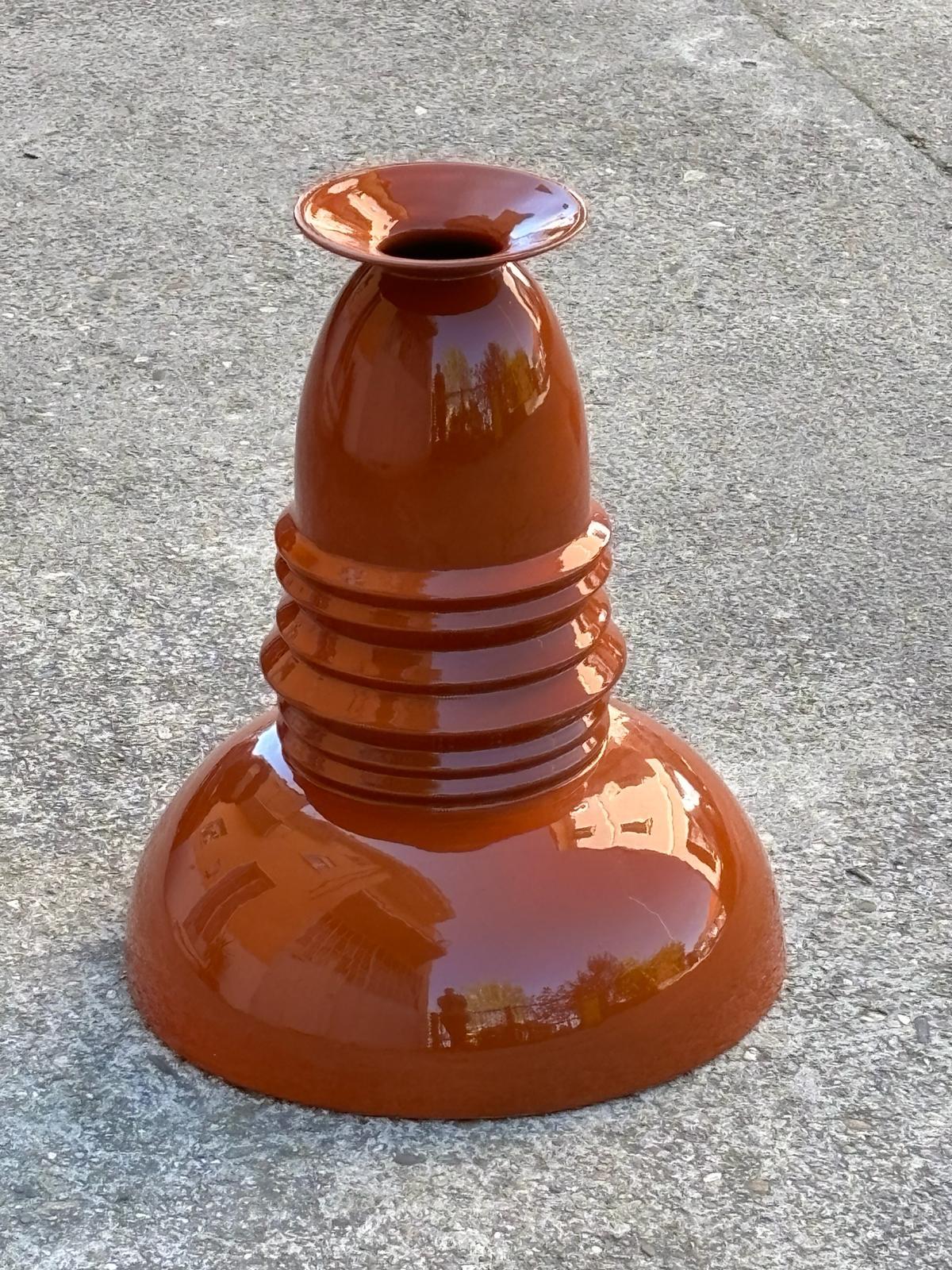 Keramikvase Modell Katmandu aus der Kollektion Toki 1980, entworfen von Sergio Asti und hergestellt von Superego Editions. Unterschrieben. Prototyp.

Biografie
Sergio Asti (Mailand, 25. Mai 1926 - Mailand, 27. Juli 2021) hat sich immer mit Problemen