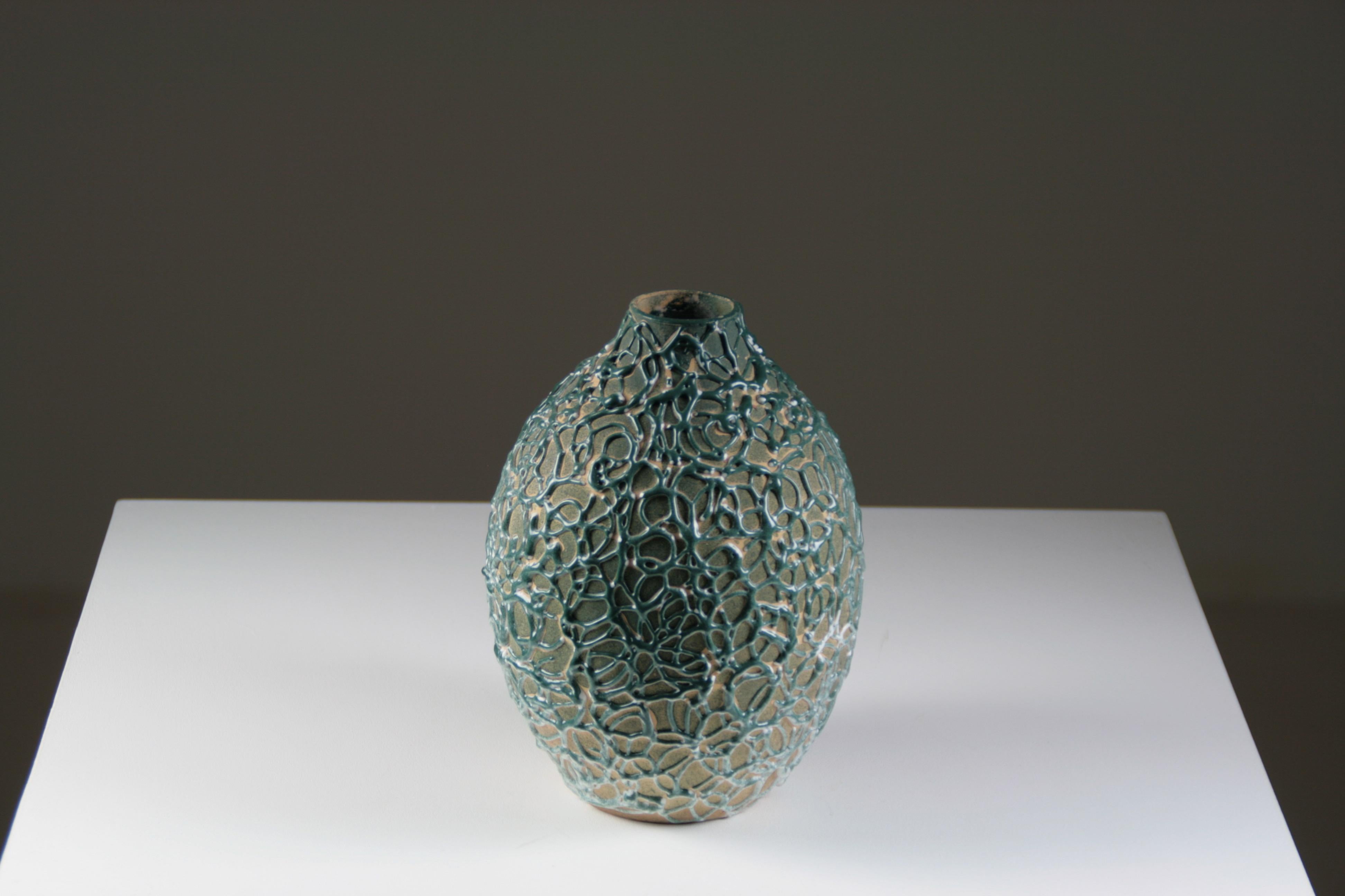 Grande vaso in ceramica francese art déco fatto a mano, Dimensioni: 27 cm di altezza; 24 cm di larghezza. Alcuni salti di posta elettronica e una scheggiatura. (vedi foto) Timbro sotto la base.