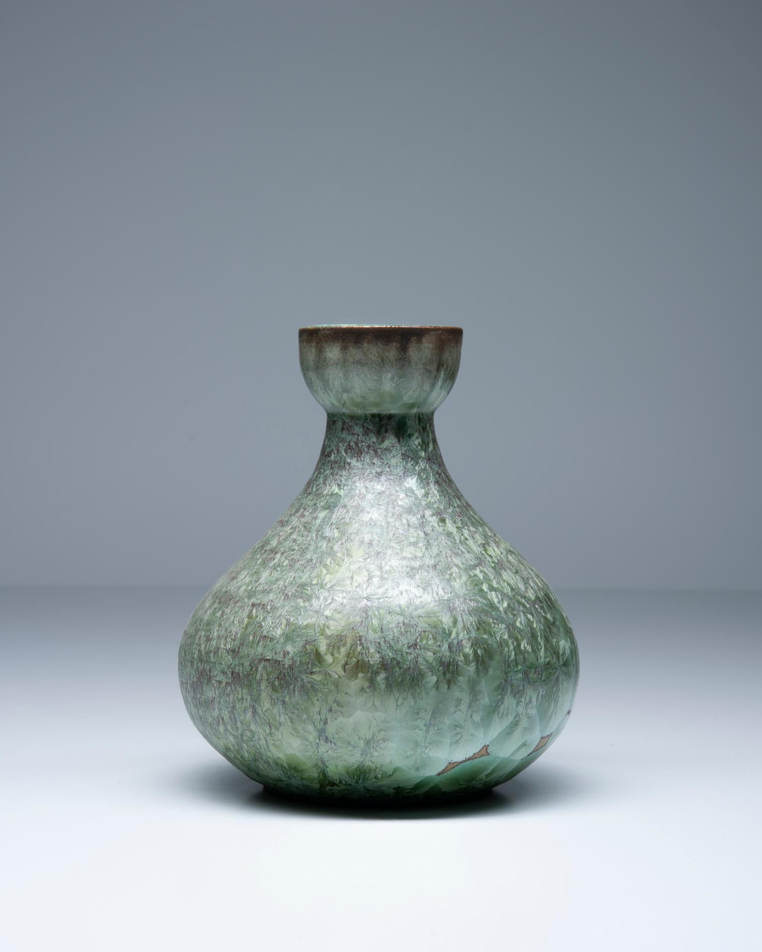 Un bellissimo vaso/lampada realizzato nel 1984 da Marius Bessone nella famosa città francese di Vallauris. La superficie cristallizzata è il risultato della nucleazione dello smalto, una tecnica che An He ha utilizzato soprattutto nell'ultima fase