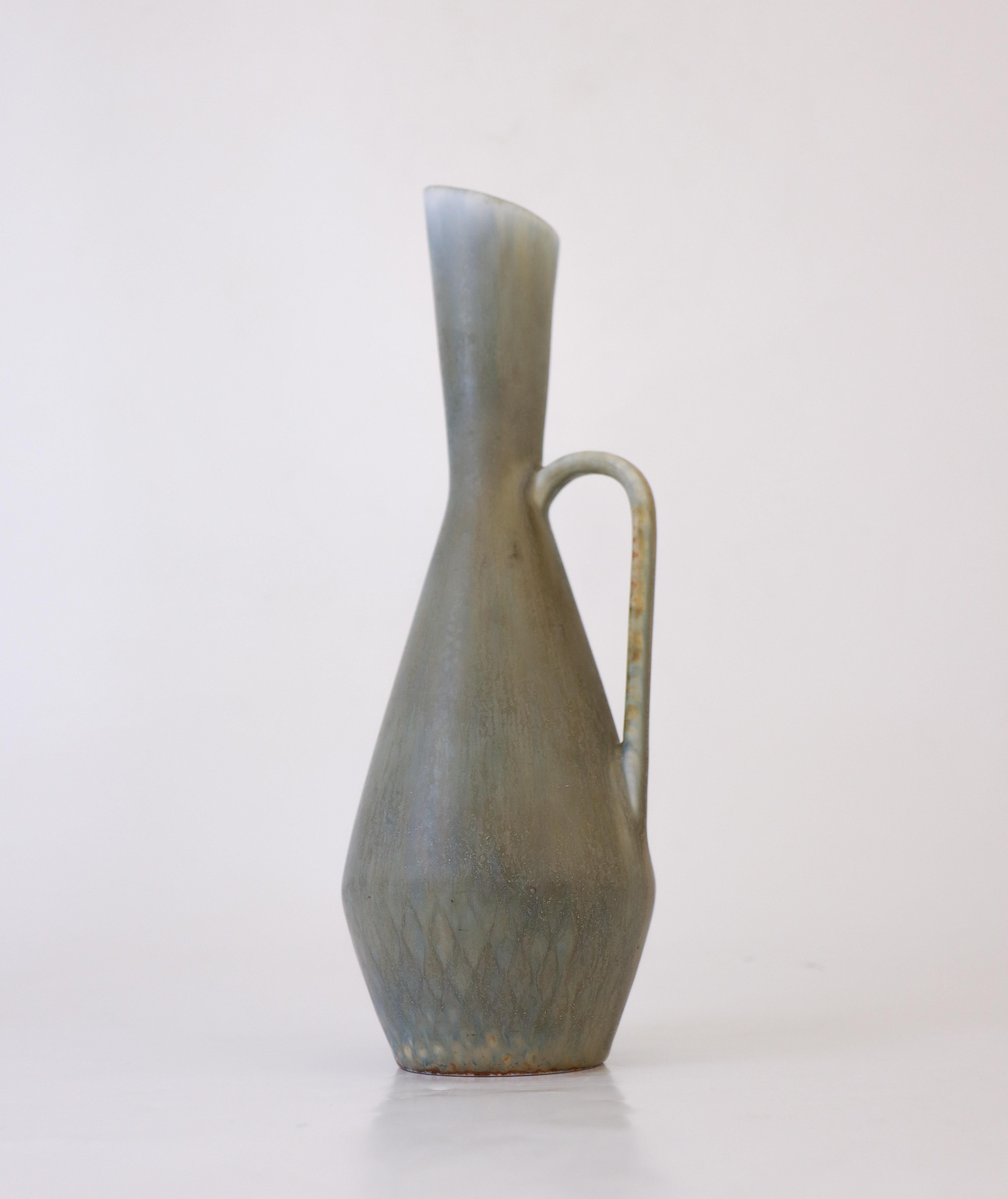 Un vaso in ceramica con uno splendido smalto disegnato da Carl-Harry Stålhane a Rörstrand, alto 26 cm (10,4